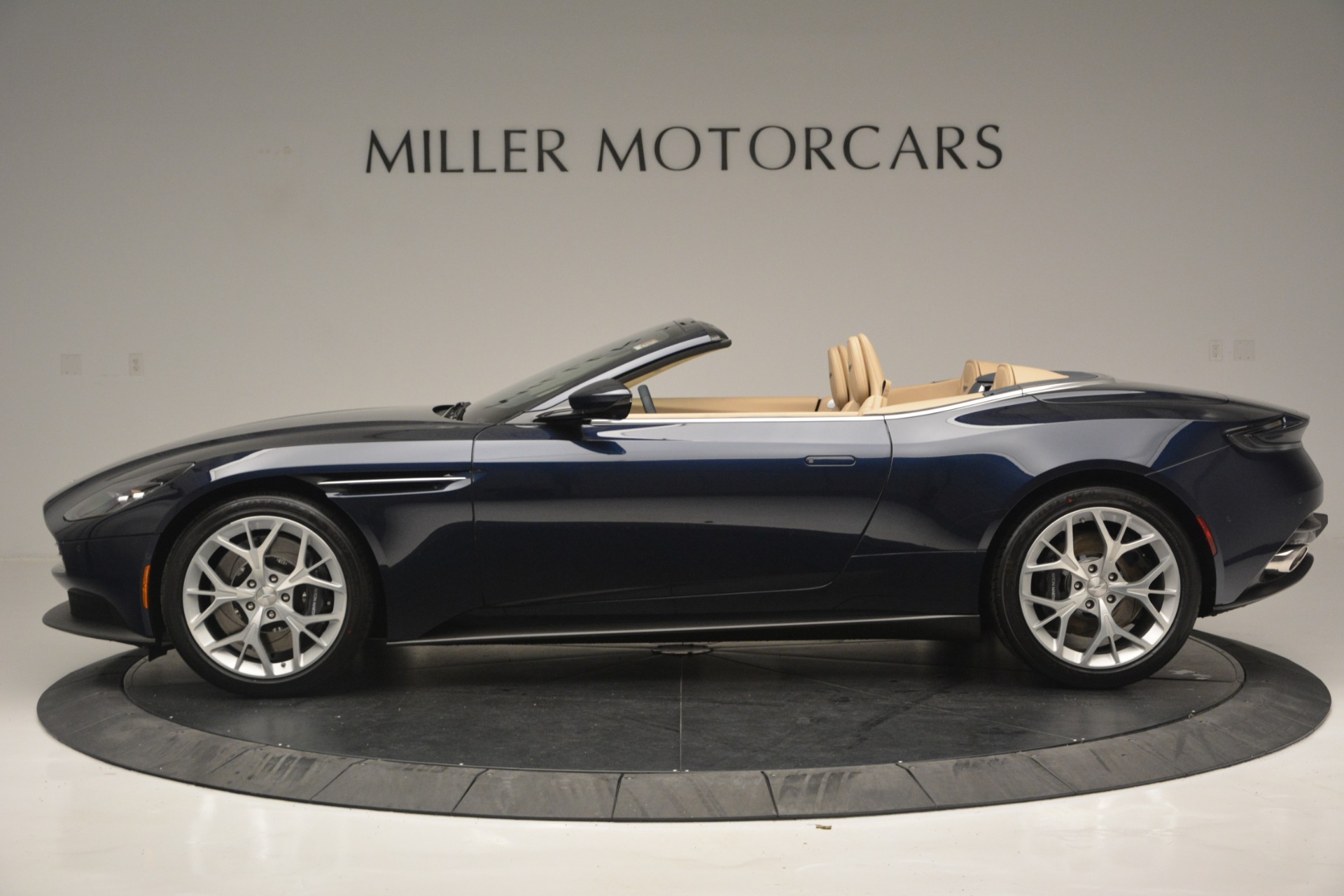 New-2019-Aston-Martin-DB11-Volante-Volante
