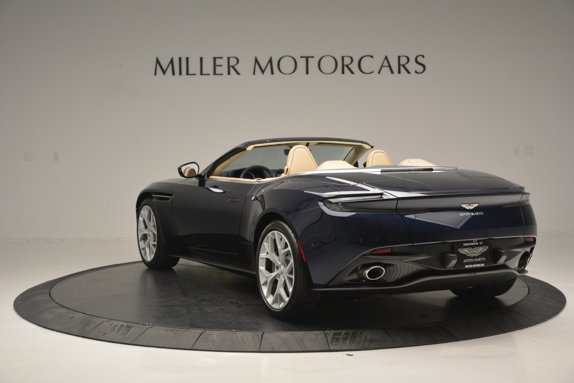 New-2019-Aston-Martin-DB11-Volante-Volante