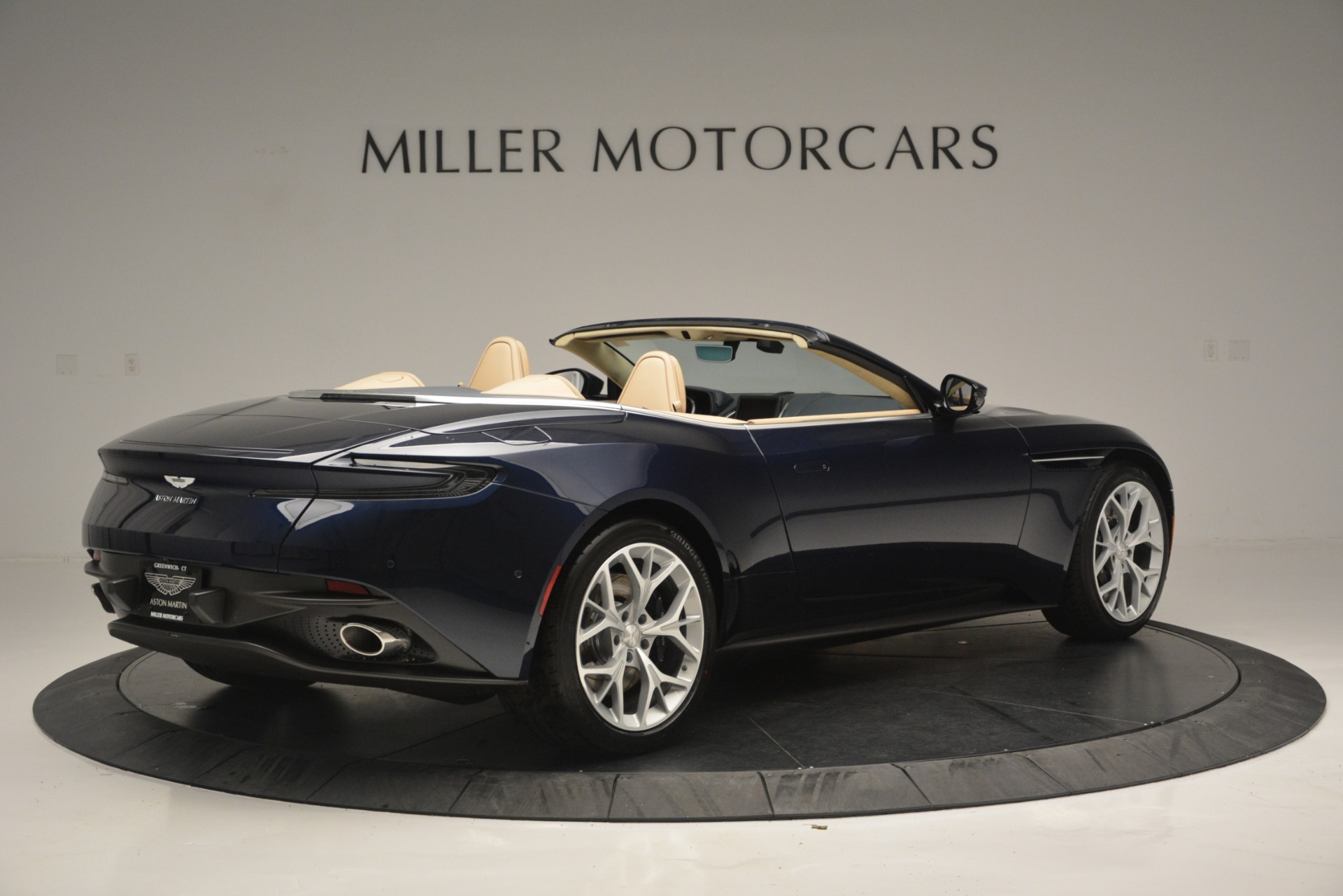 New-2019-Aston-Martin-DB11-Volante-Volante