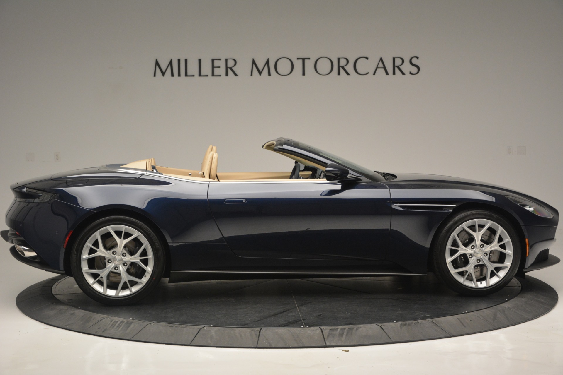 New-2019-Aston-Martin-DB11-Volante-Volante