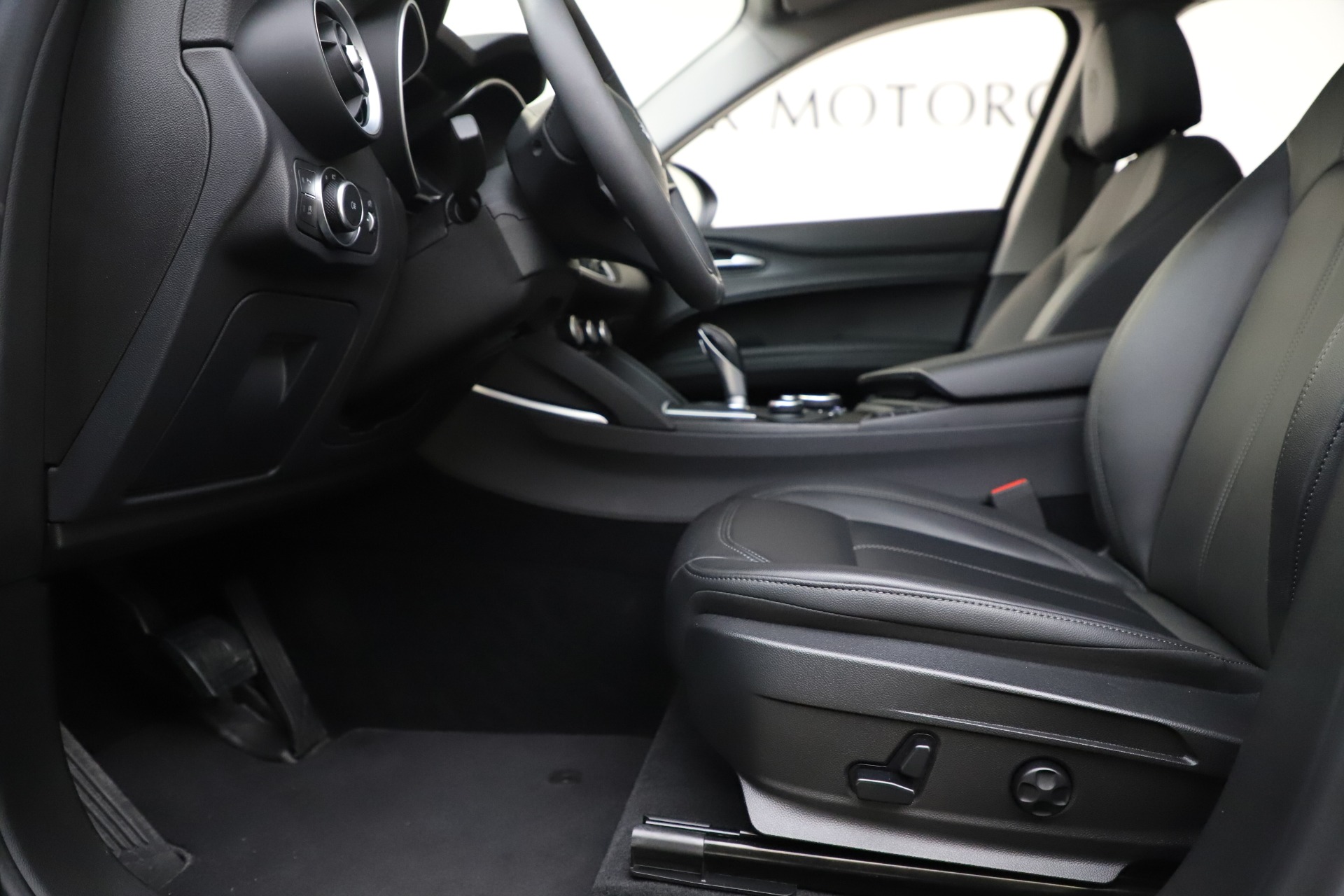 Used-2019-Alfa-Romeo-Stelvio-Q4