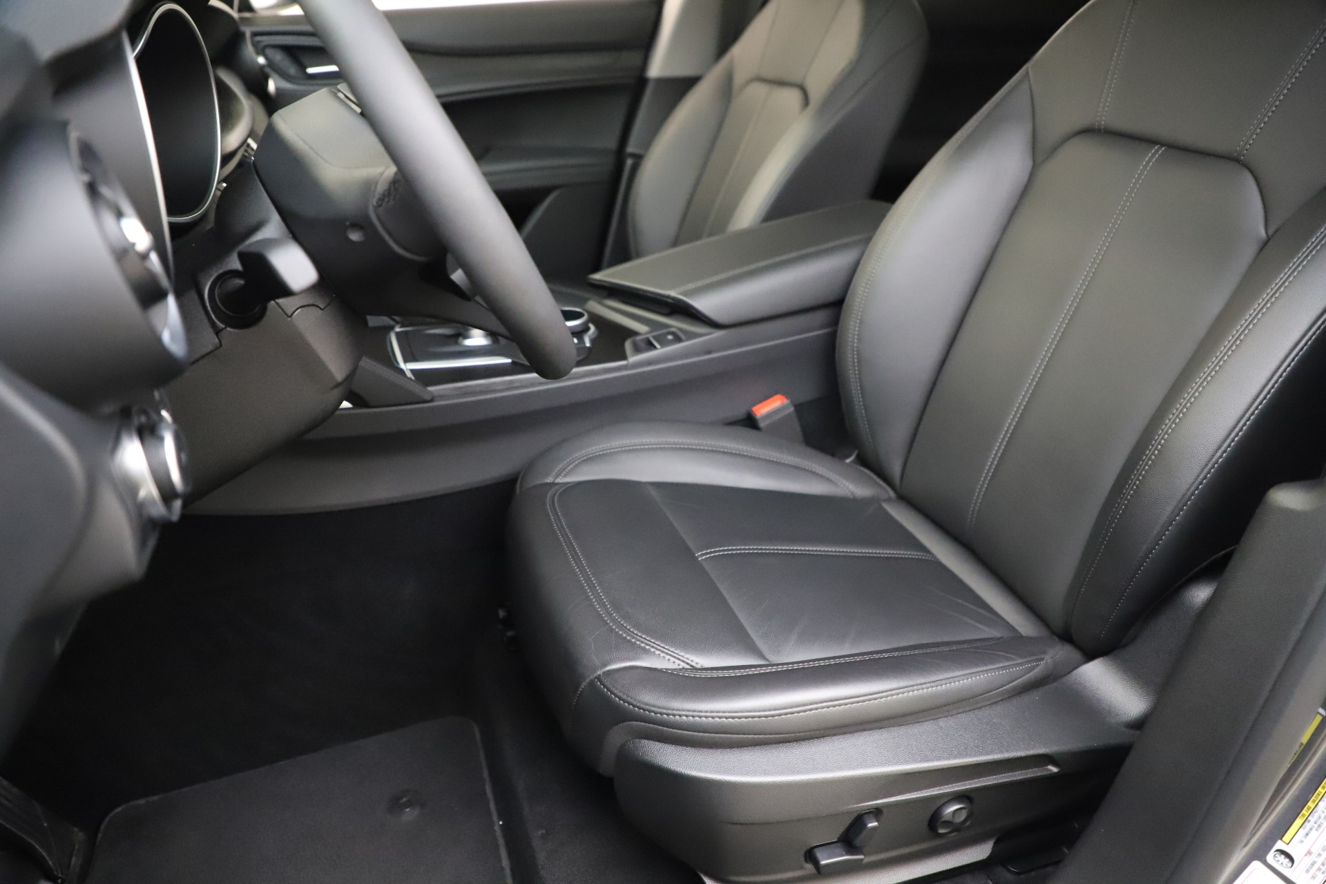 Used-2019-Alfa-Romeo-Stelvio-Q4