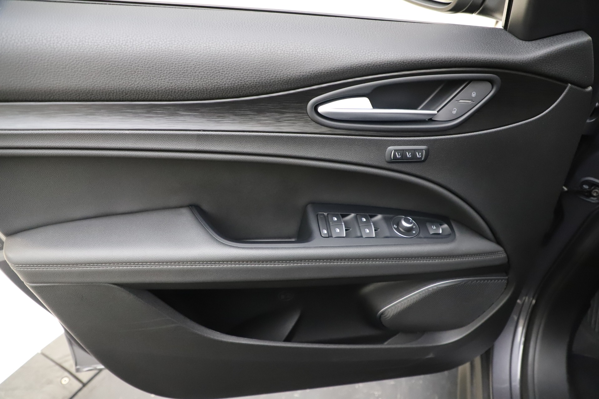 Used-2019-Alfa-Romeo-Stelvio-Q4