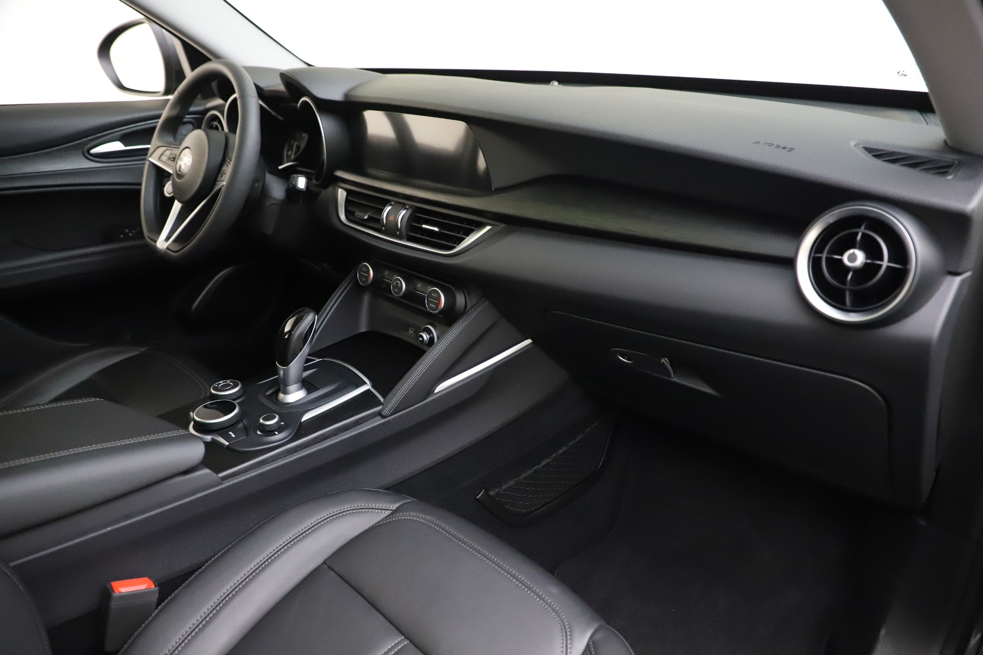 Used-2019-Alfa-Romeo-Stelvio-Q4