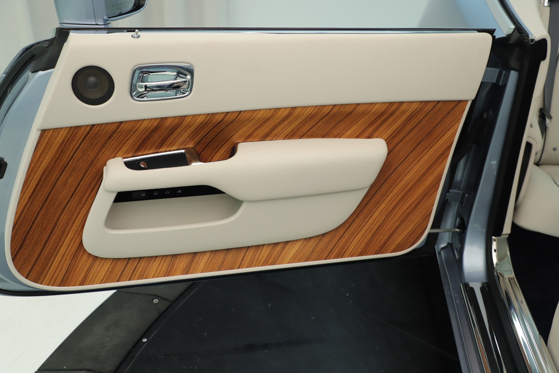 Used-2016-Rolls-Royce-Dawn