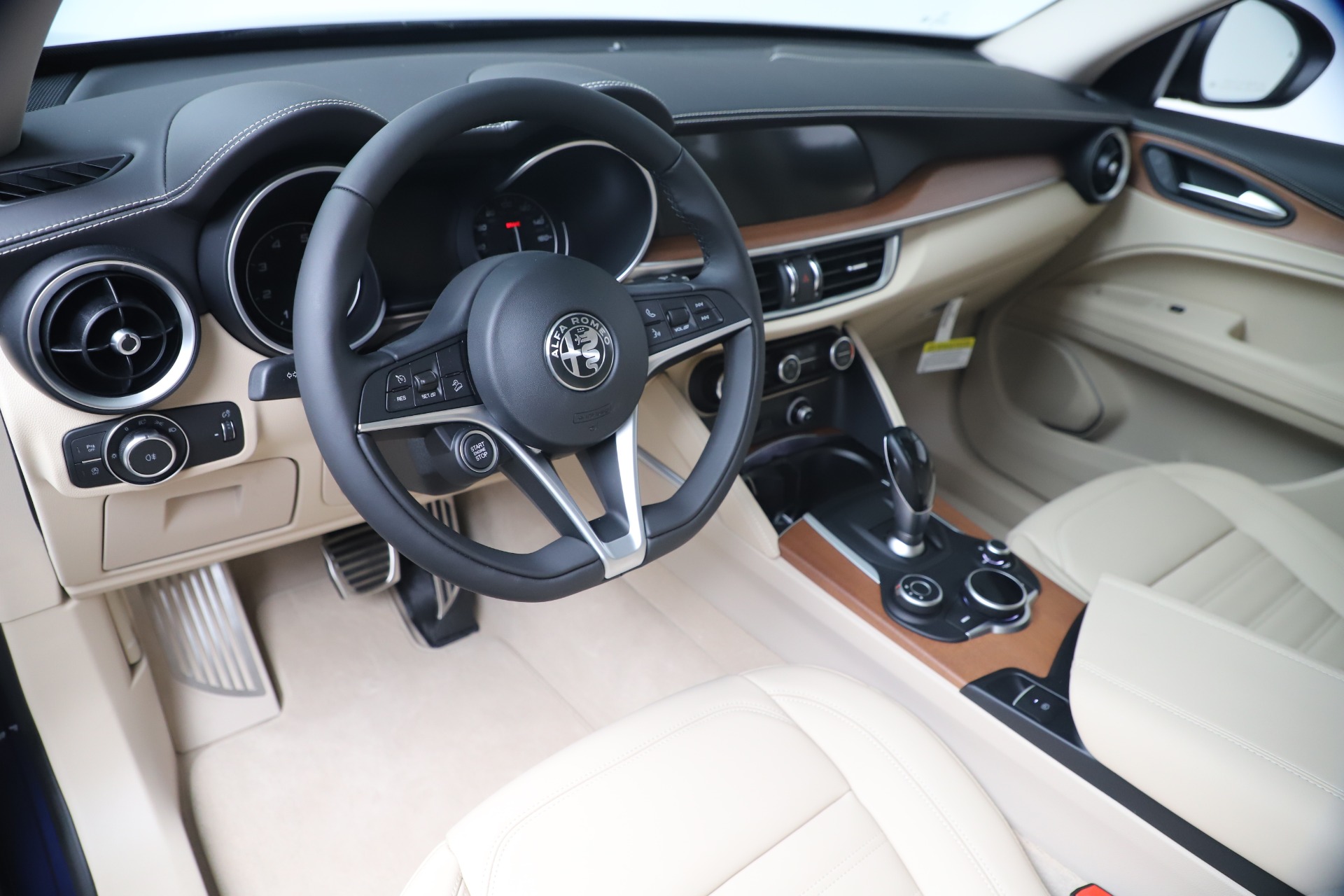 New-2019-Alfa-Romeo-Stelvio-Ti-Lusso-Q4