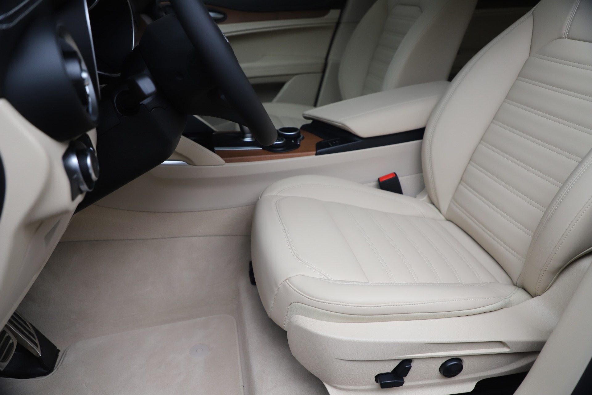 New-2019-Alfa-Romeo-Stelvio-Ti-Lusso-Q4