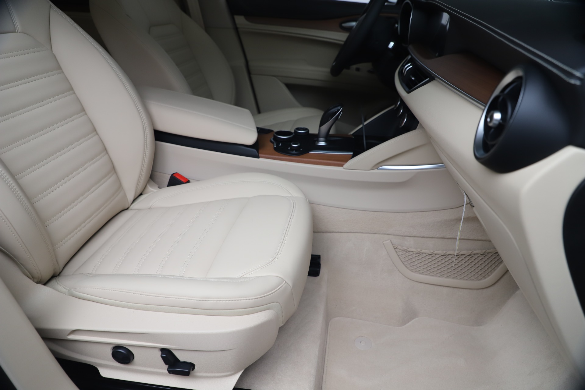 New-2019-Alfa-Romeo-Stelvio-Ti-Lusso-Q4