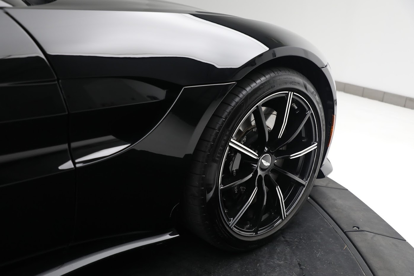 Used-2020-Aston-Martin-Vantage-Coupe