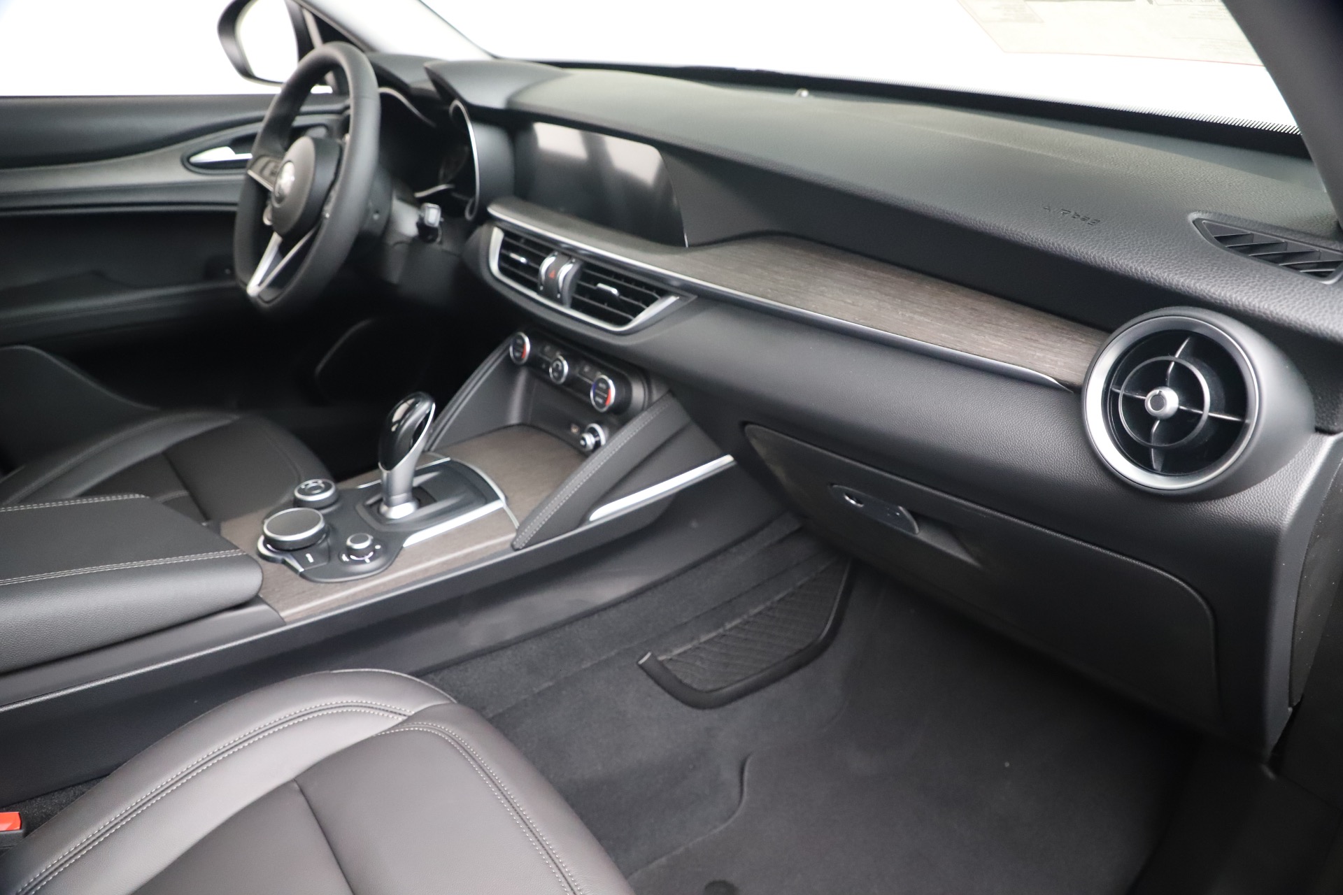 New-2019-Alfa-Romeo-Stelvio-Ti-Q4