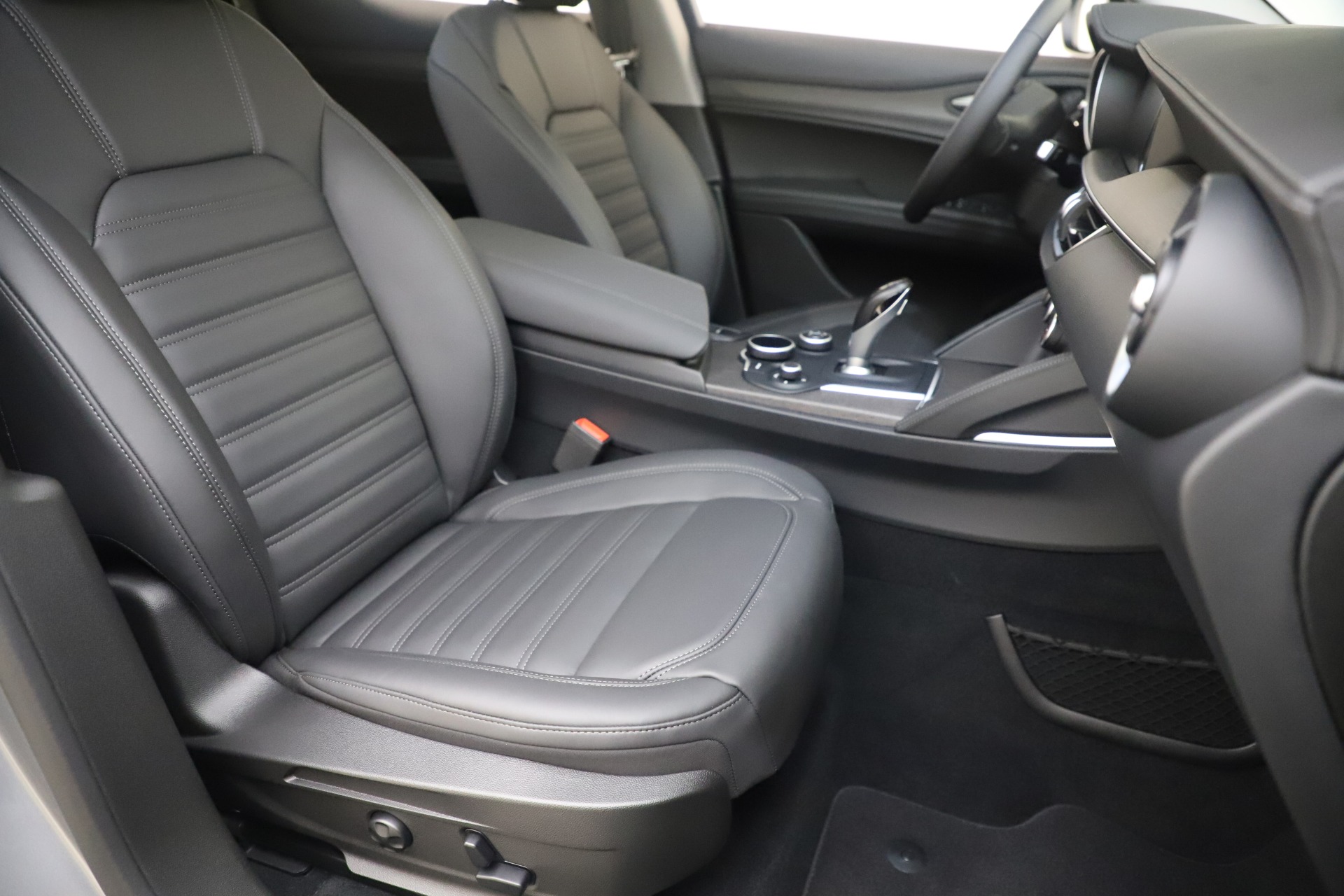 New-2019-Alfa-Romeo-Stelvio-Ti-Lusso-Q4