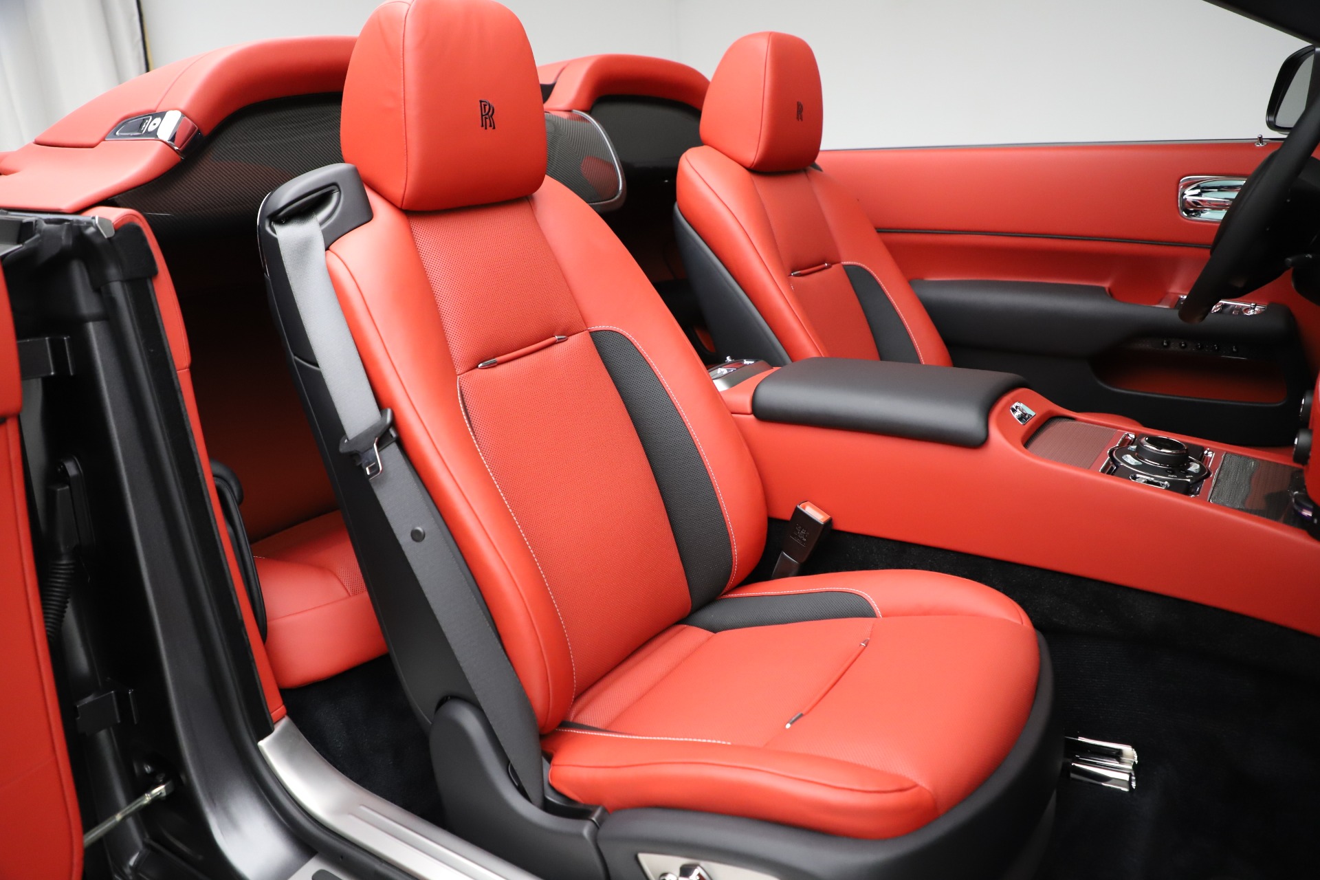 New-2020-Rolls-Royce-Dawn-Black-Badge