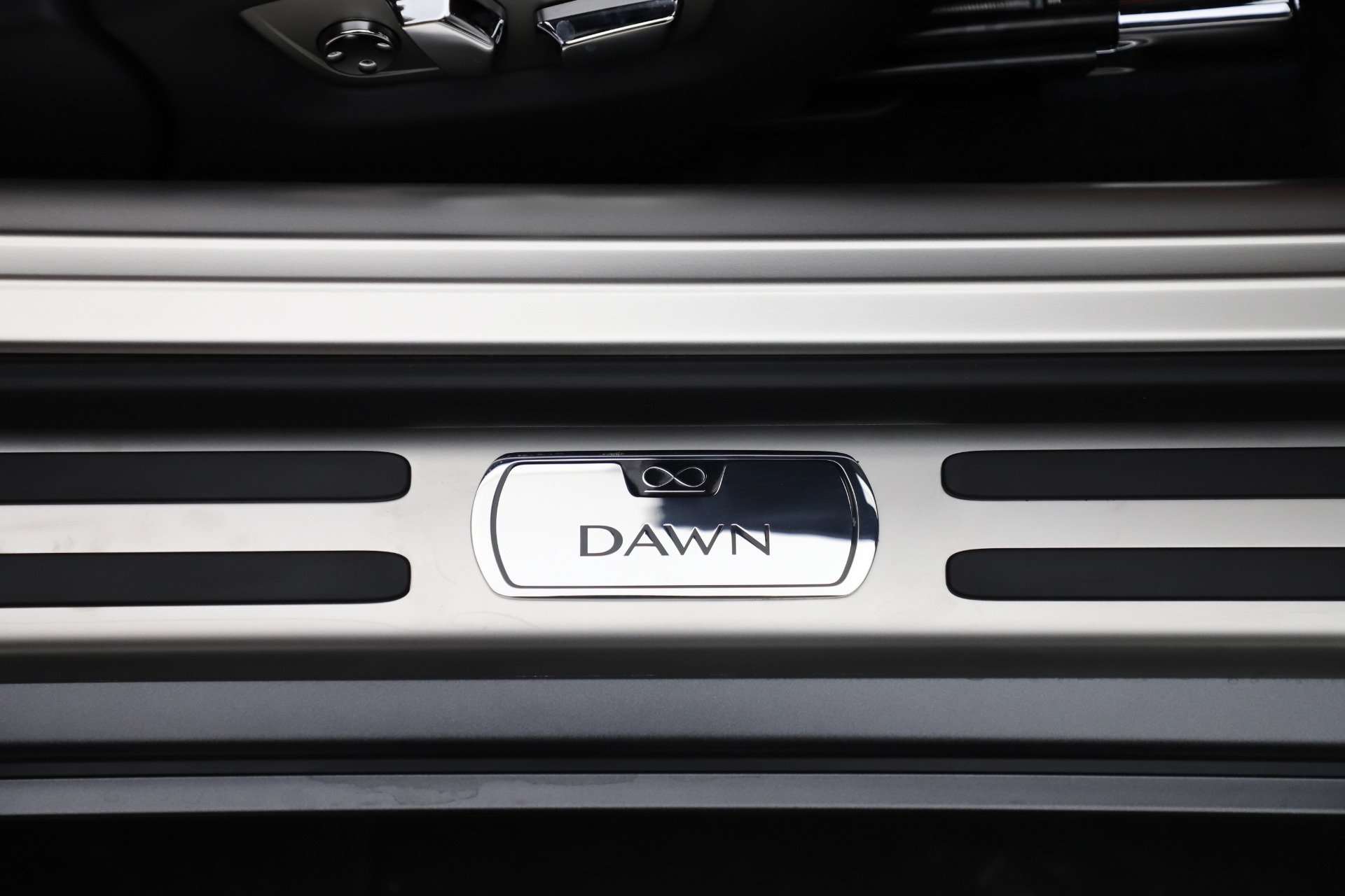 New-2020-Rolls-Royce-Dawn-Black-Badge