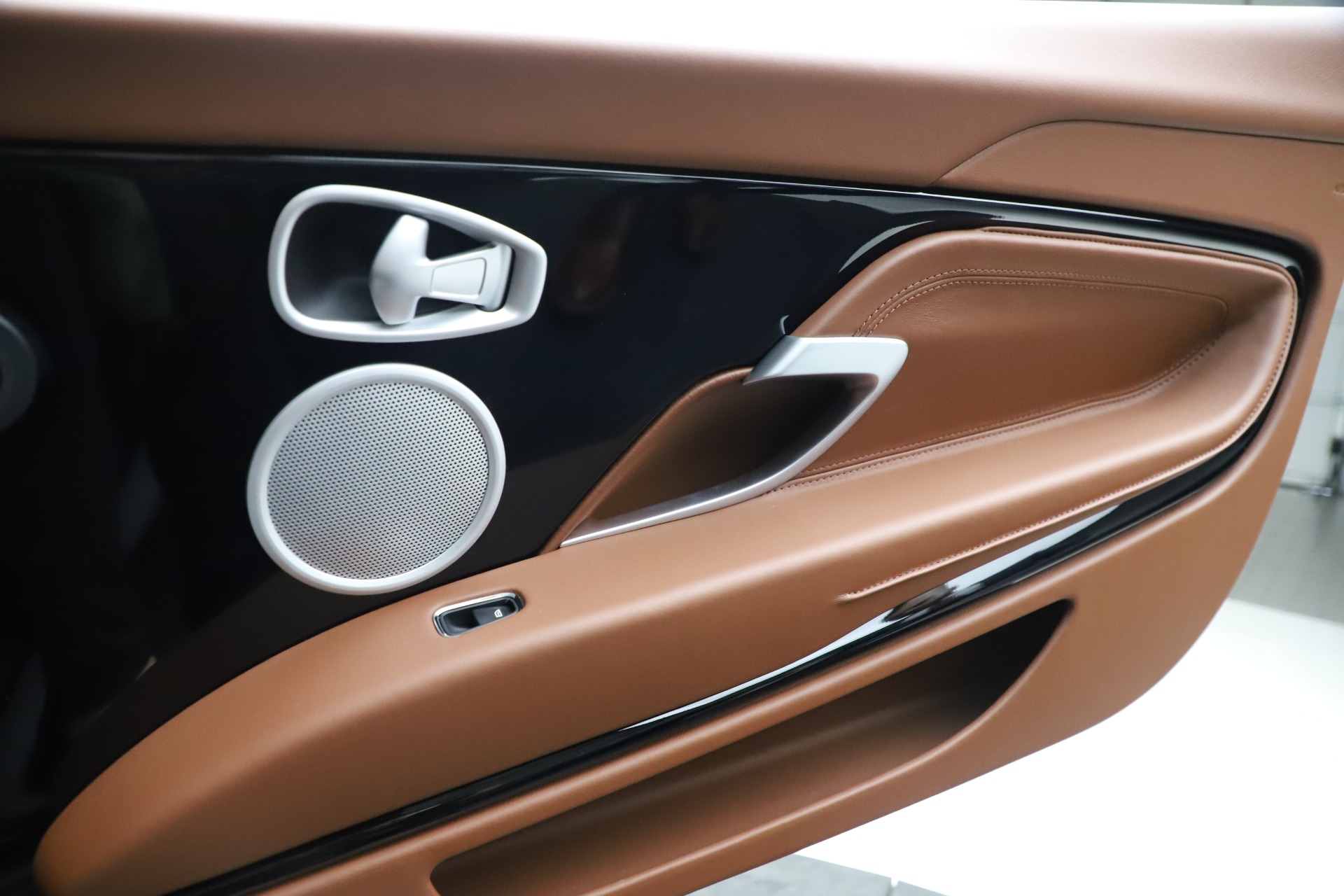 New-2020-Aston-Martin-DB11-Volante-Convertible