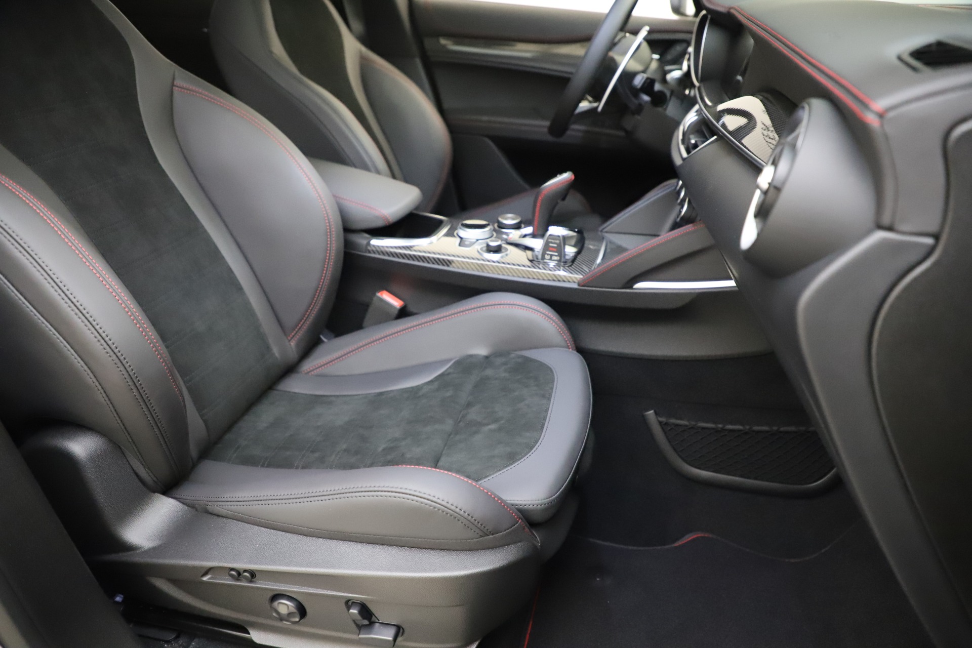 New-2020-Alfa-Romeo-Stelvio-Quadrifoglio