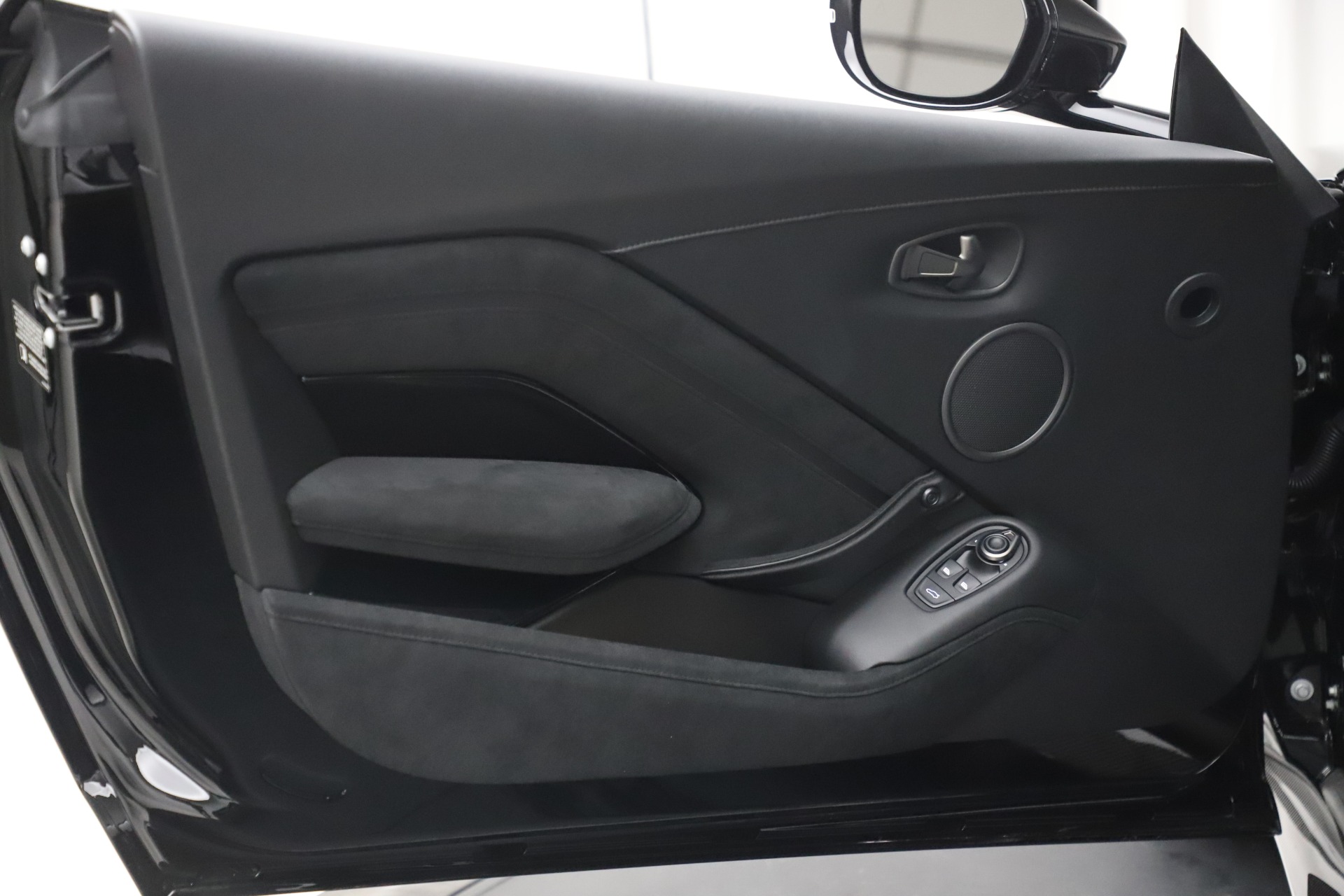 New-2020-Aston-Martin-Vantage-AMR