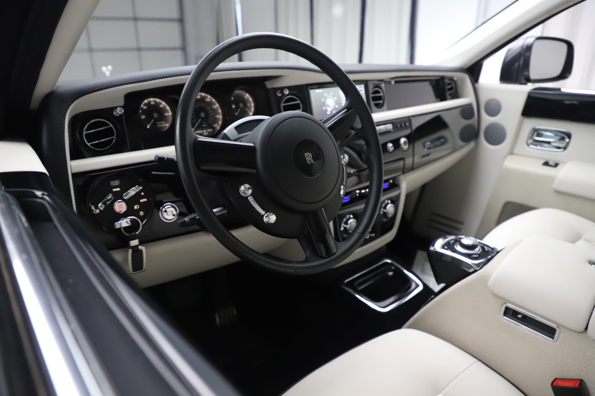 Used-2014-Rolls-Royce-Phantom