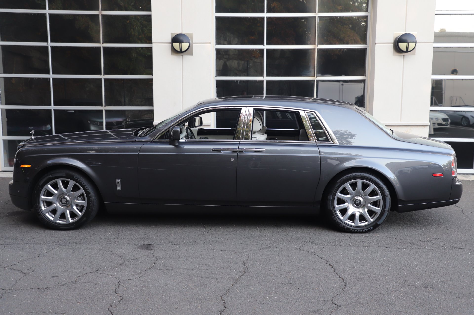 Used-2014-Rolls-Royce-Phantom