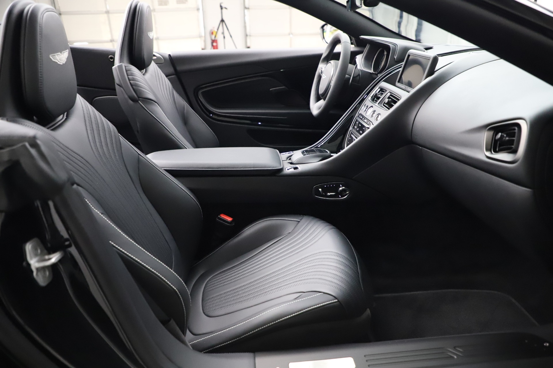 New-2021-Aston-Martin-DB11-Volante