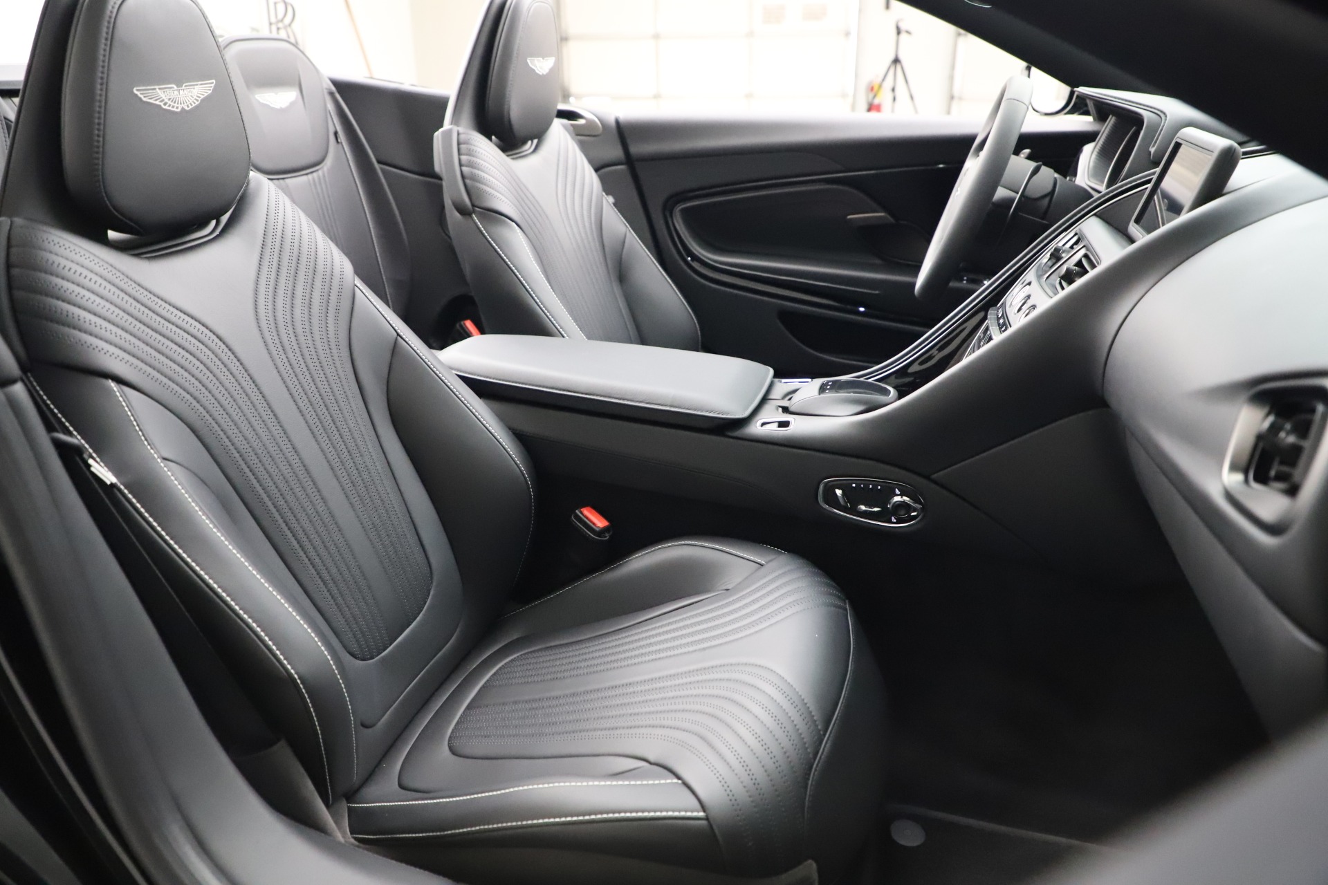 New-2021-Aston-Martin-DB11-Volante