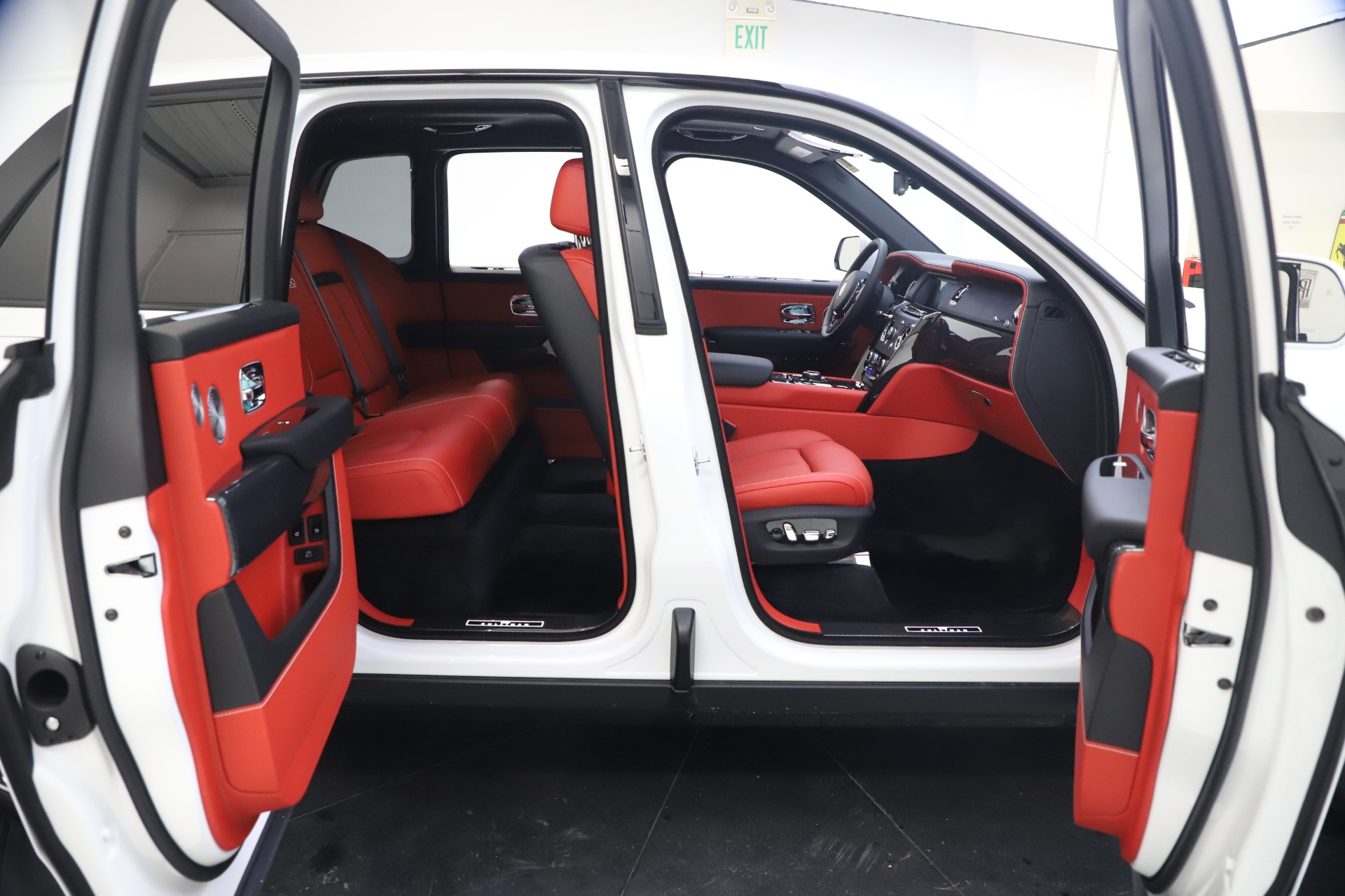 New-2021-Rolls-Royce-Cullinan-Black-Badge