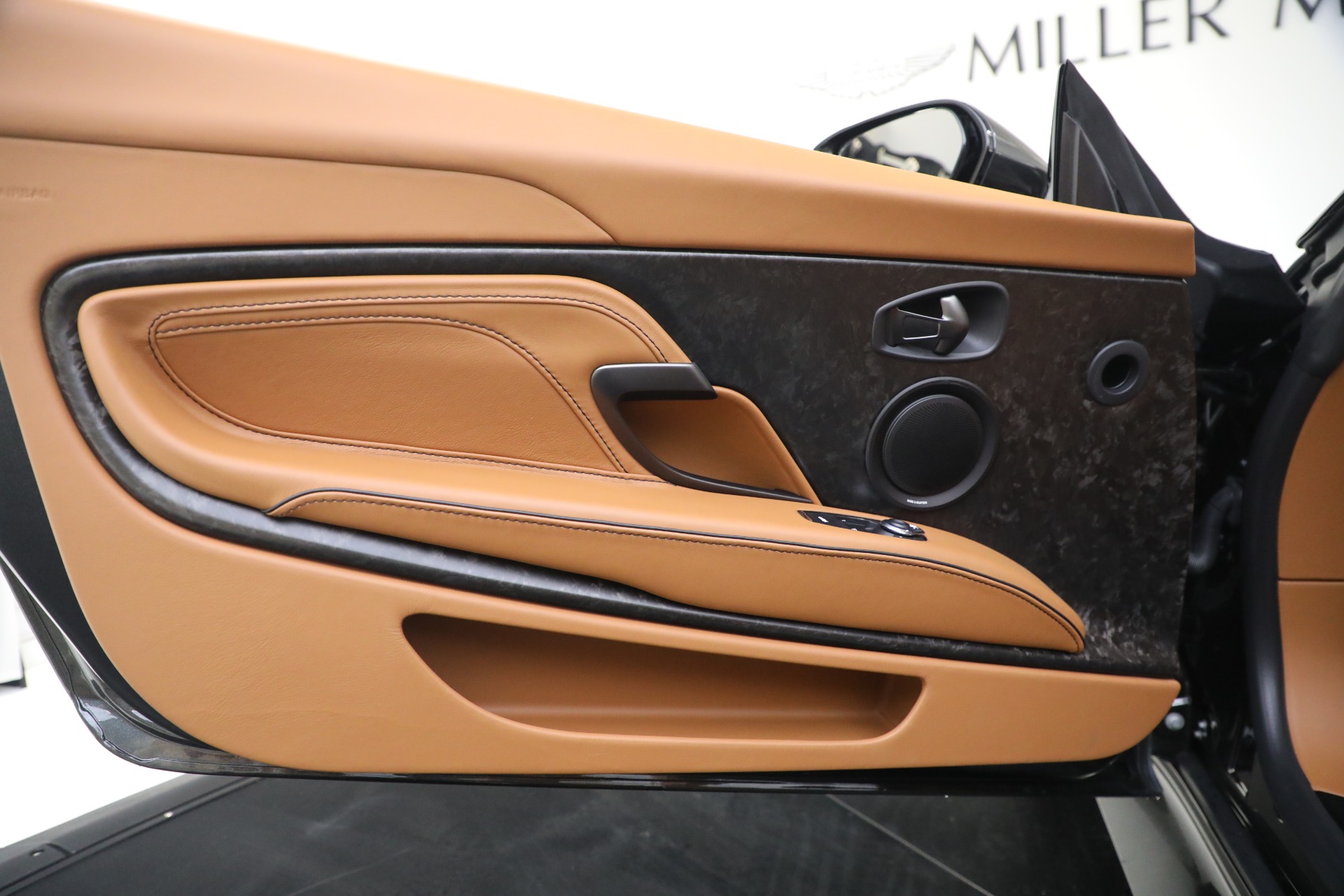 Used-2021-Aston-Martin-DBS-Superleggera-Volante