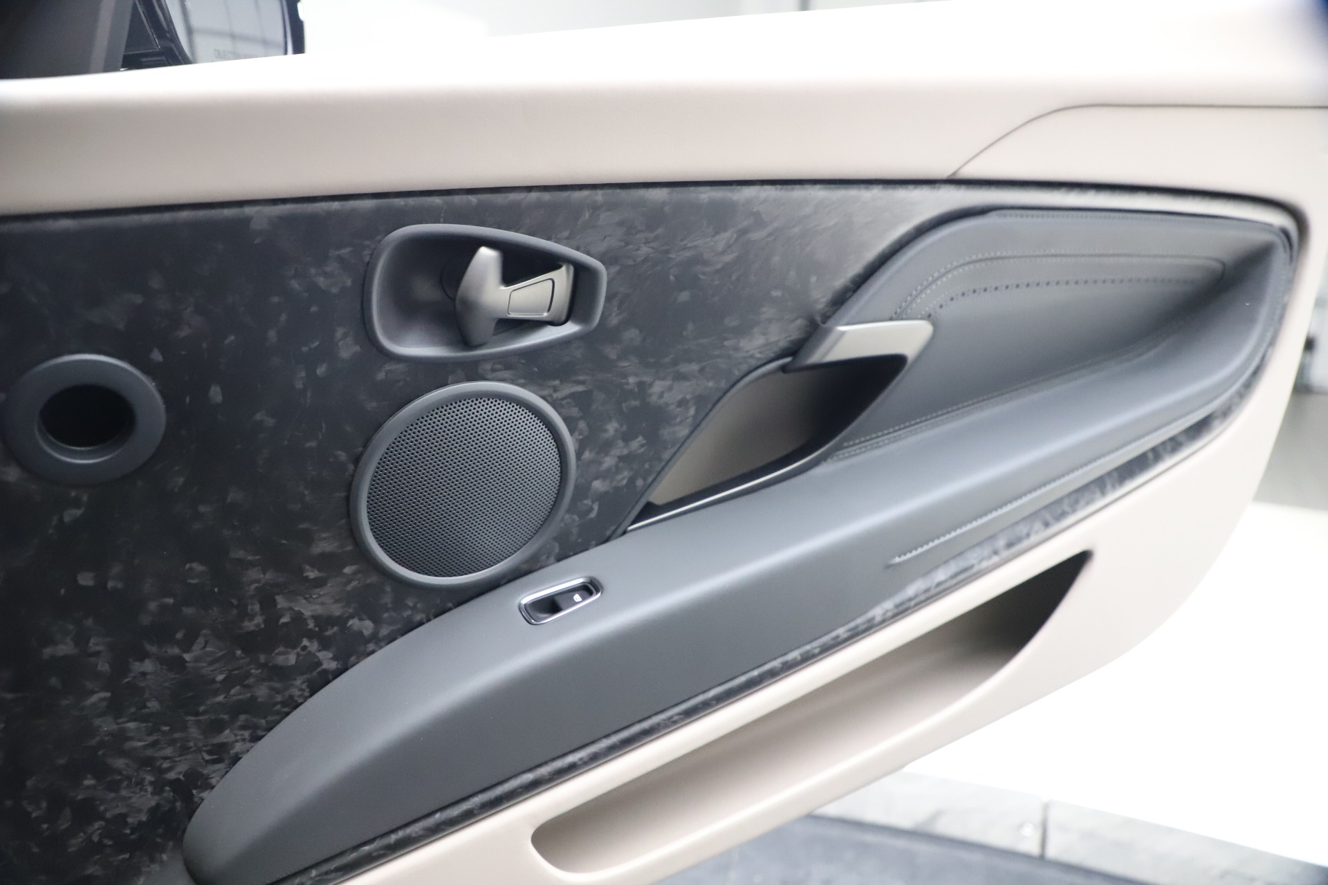 New-2021-Aston-Martin-DB11-Volante