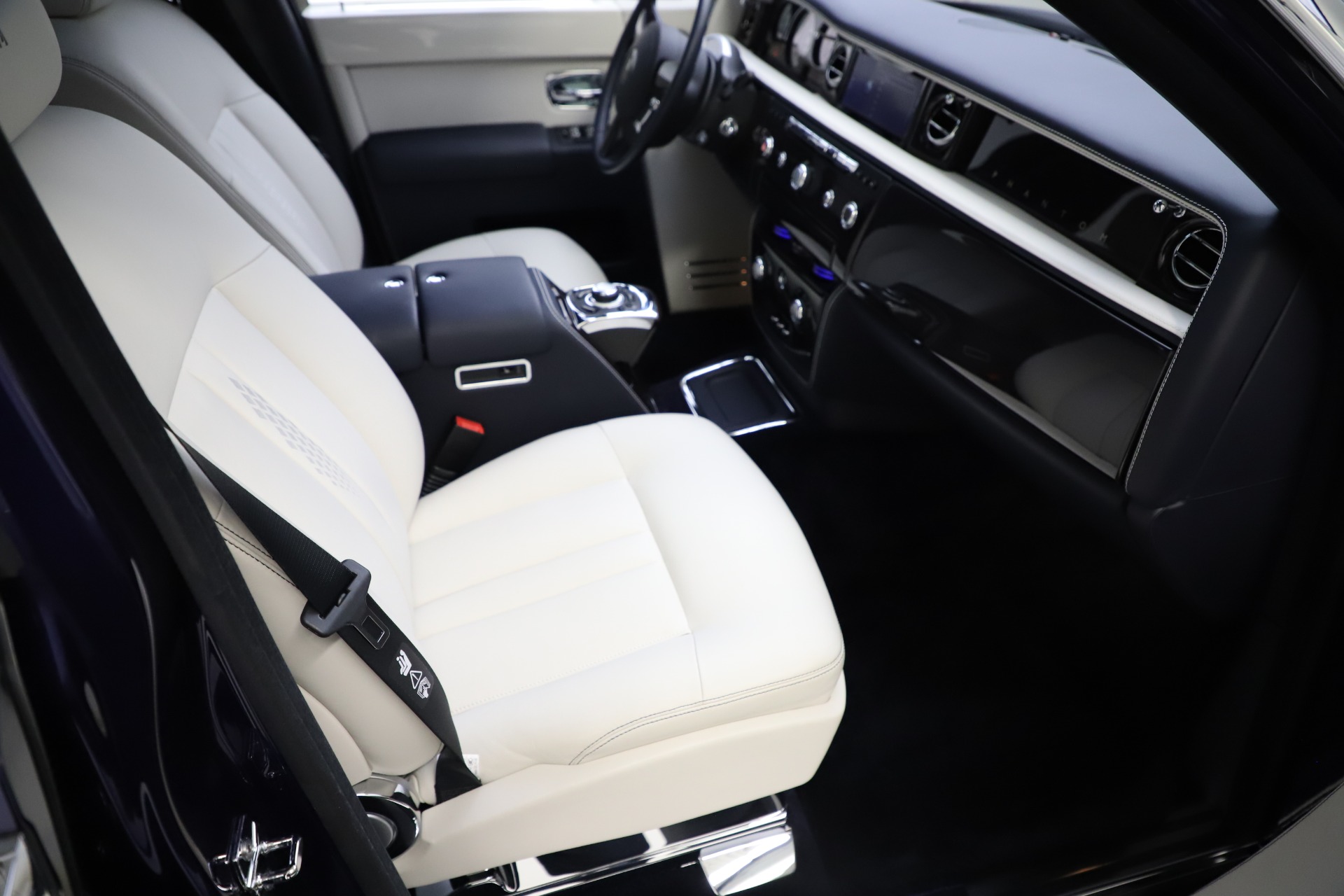 Used-2016-Rolls-Royce-Phantom-EWB