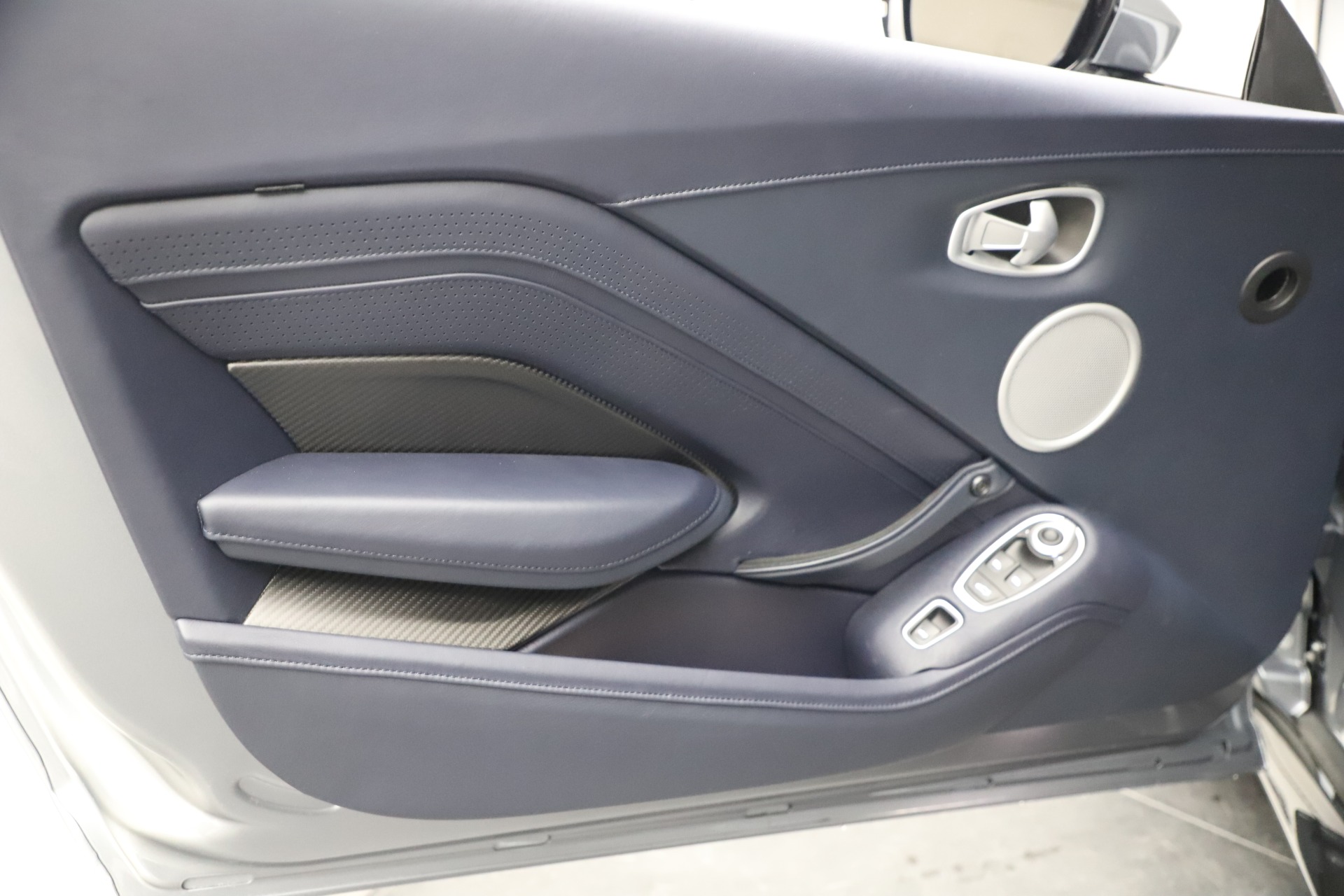Used-2021-Aston-Martin-Vantage-Roadster