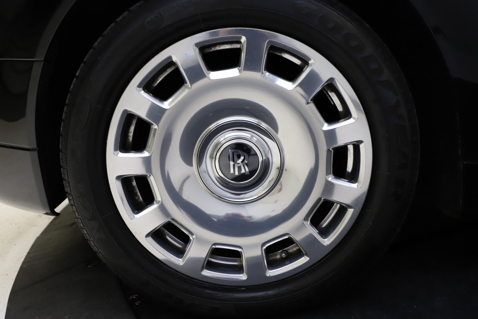 Used-2015-Rolls-Royce-Phantom-EWB