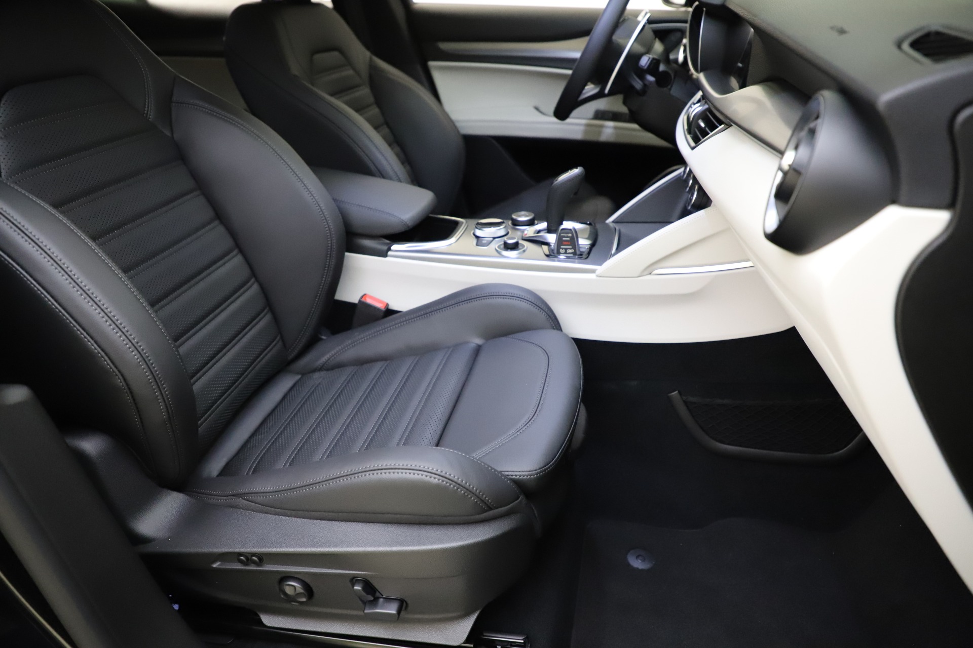 New-2021-Alfa-Romeo-Stelvio-Ti-Sport-Q4