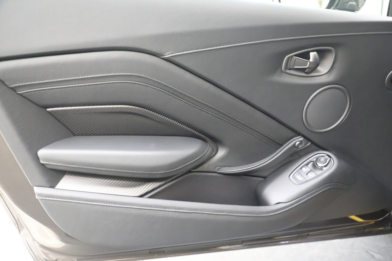 Used-2021-Aston-Martin-Vantage-007-Bond-Edition
