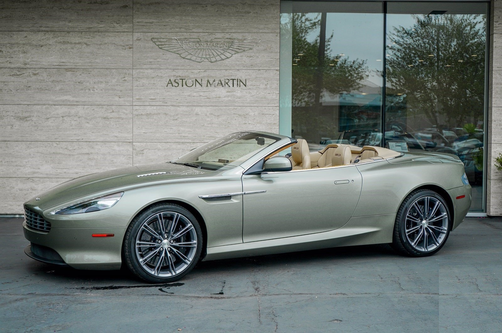 Used-2015-Aston-Martin-DB9-Volante