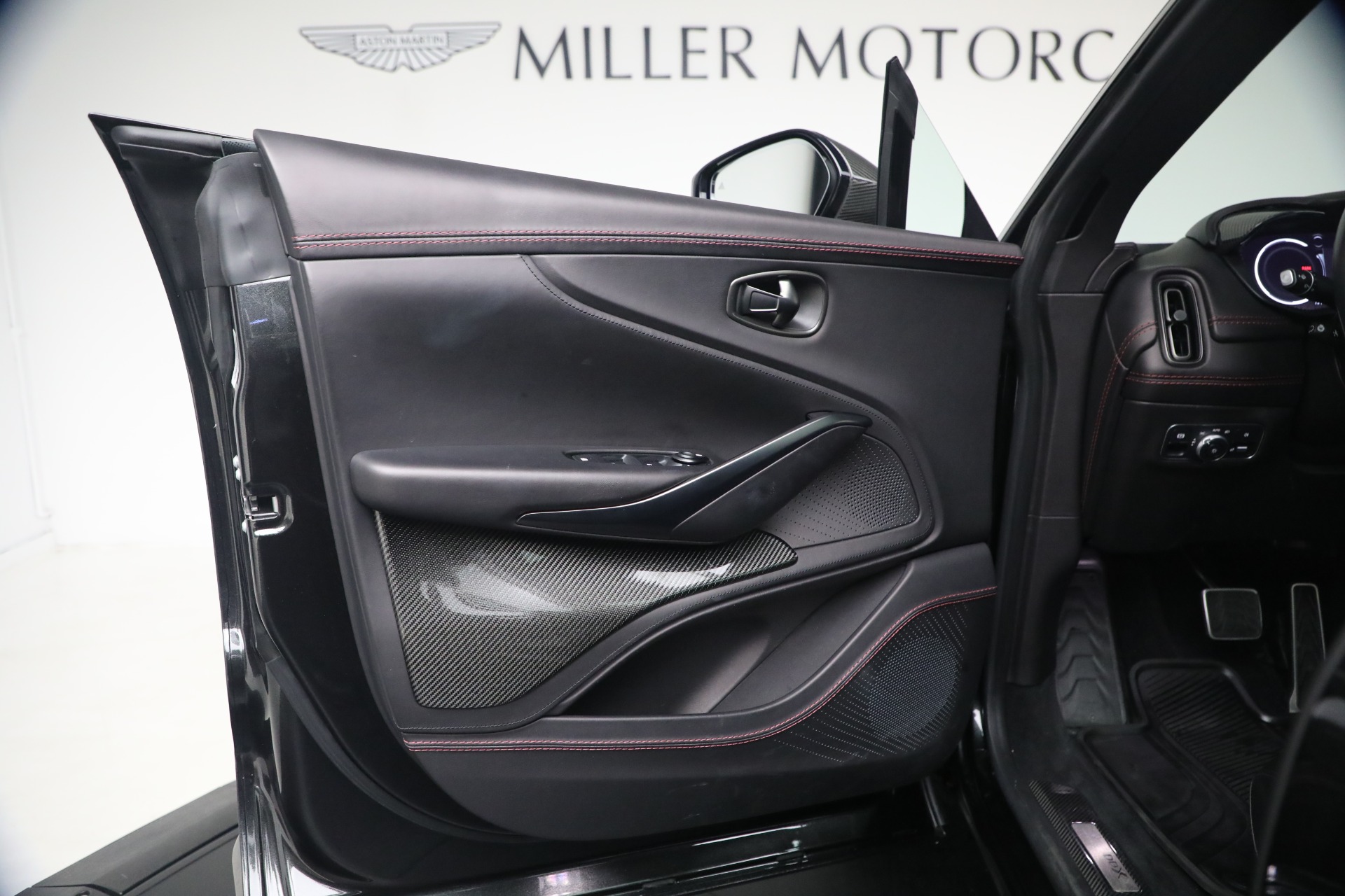 Used-2022-Aston-Martin-DBX