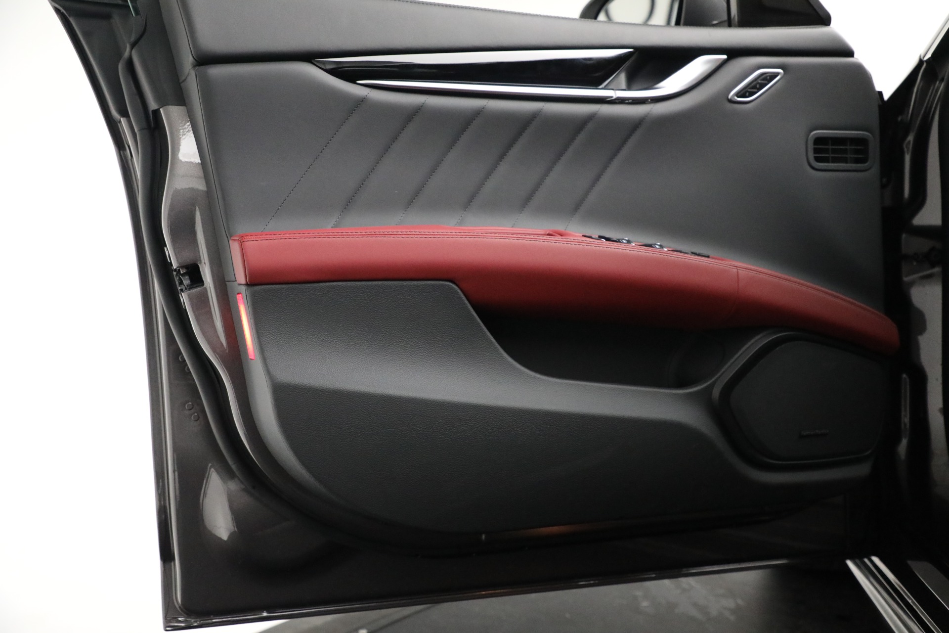 New-2022-Maserati-Ghibli-Modena-Q4