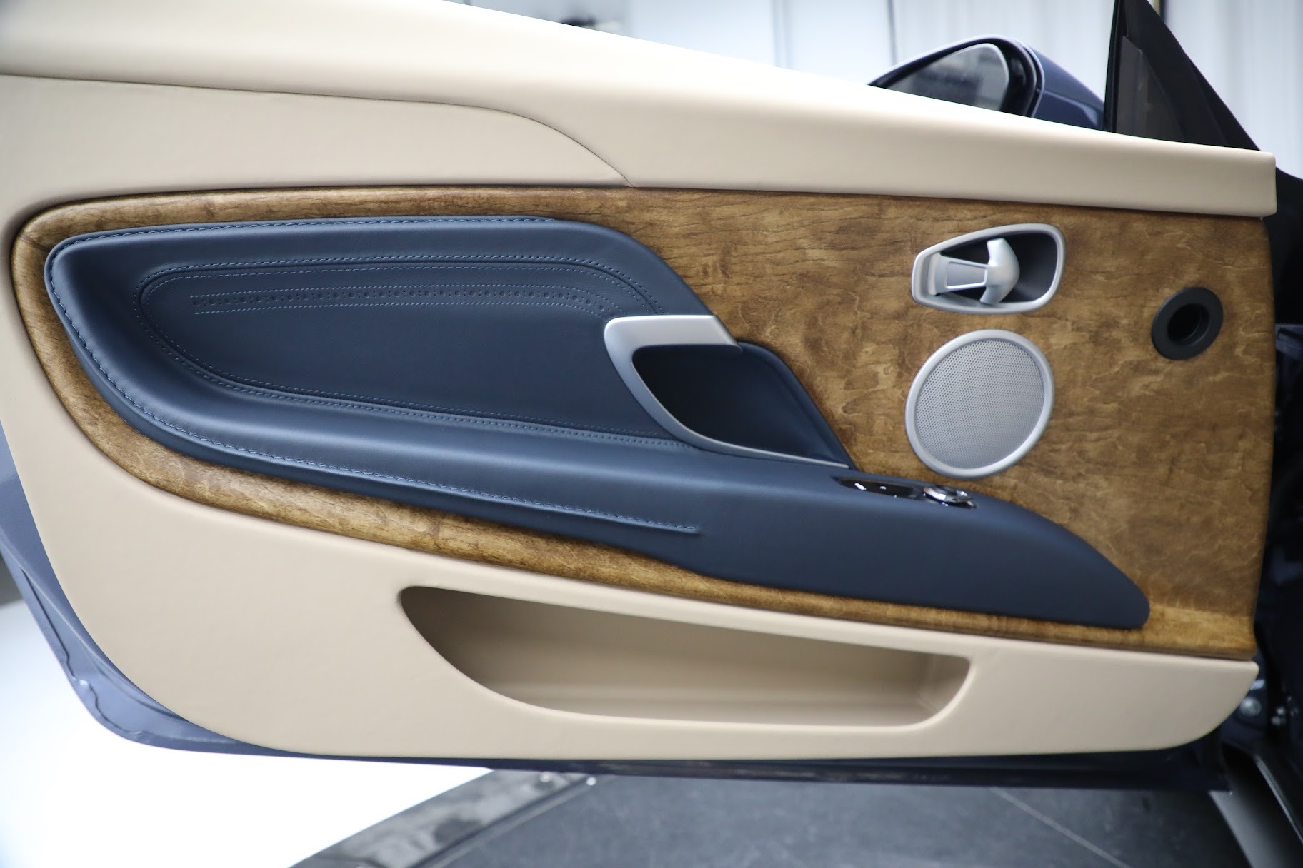 Used-2022-Aston-Martin-DB11-Volante