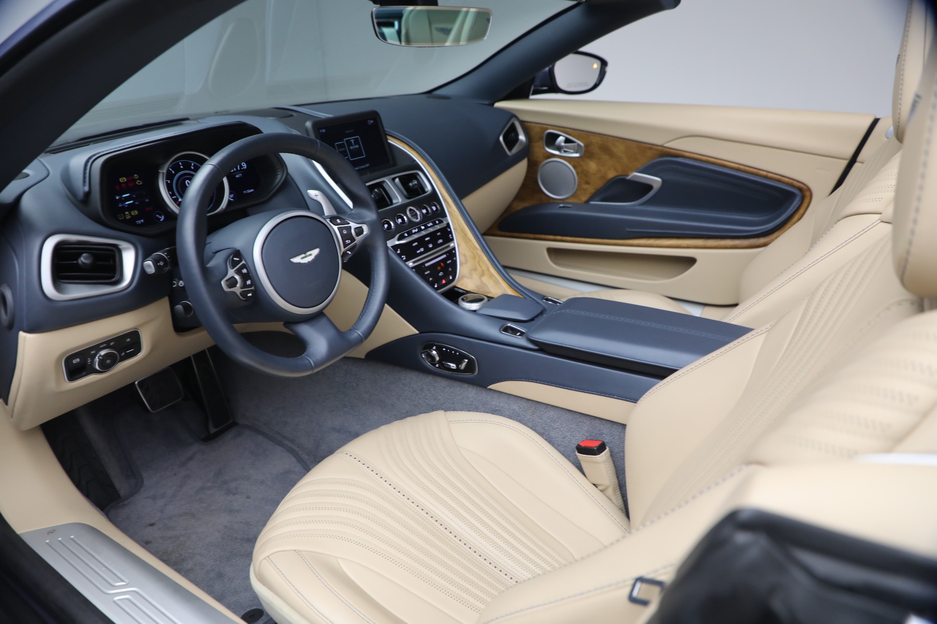 Used-2022-Aston-Martin-DB11-Volante