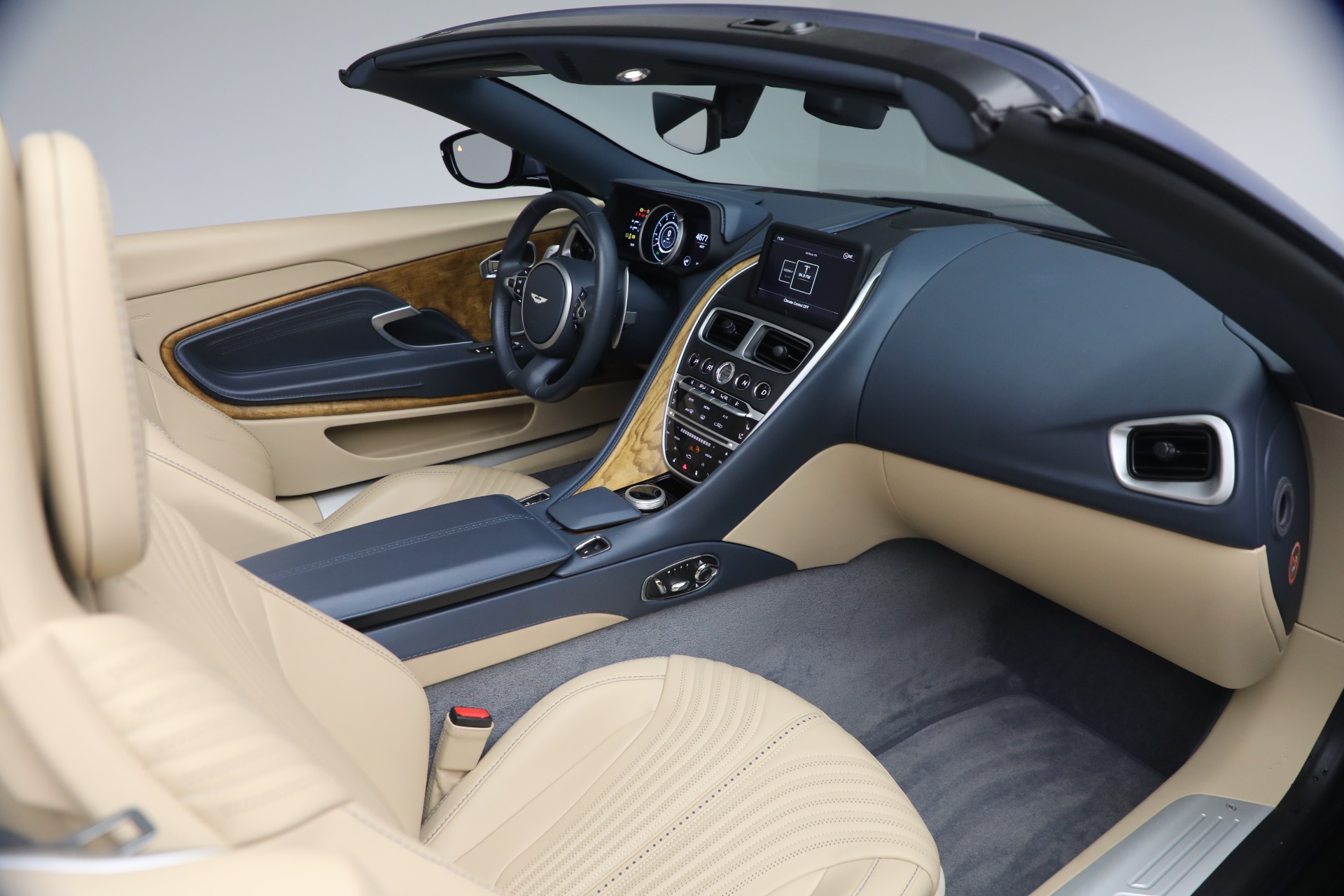 Used-2022-Aston-Martin-DB11-Volante