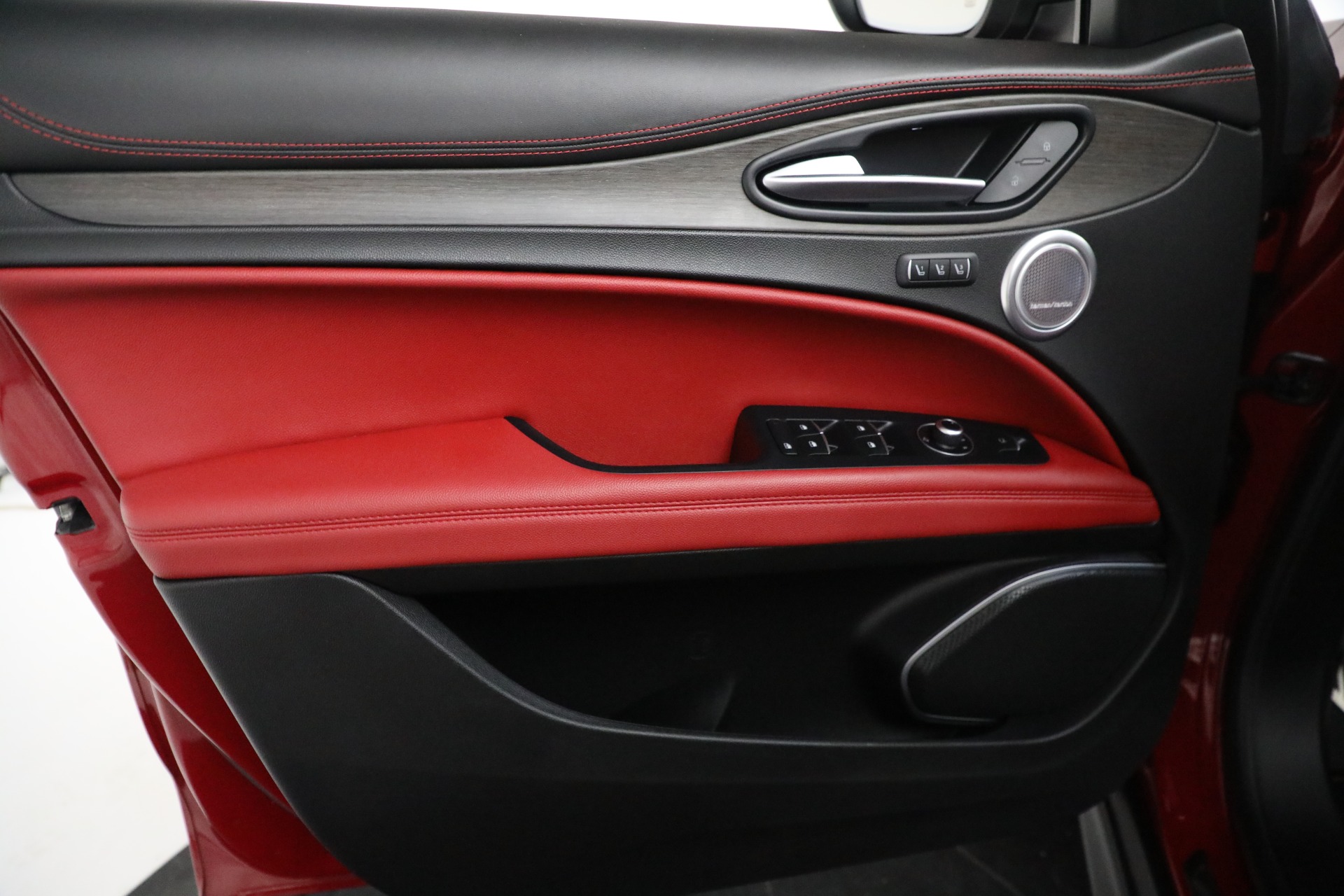 Used-2019-Alfa-Romeo-Stelvio-Ti-Lusso