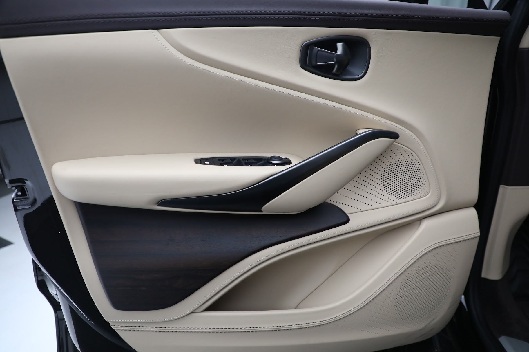 Used-2022-Aston-Martin-DBX