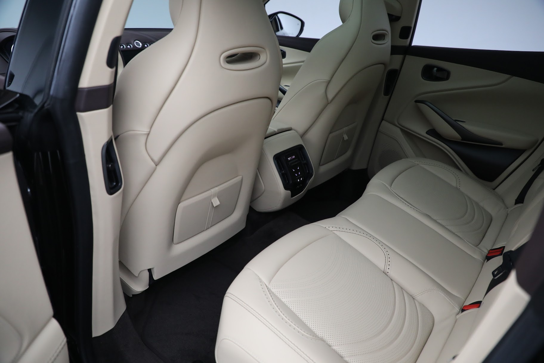 Used-2022-Aston-Martin-DBX