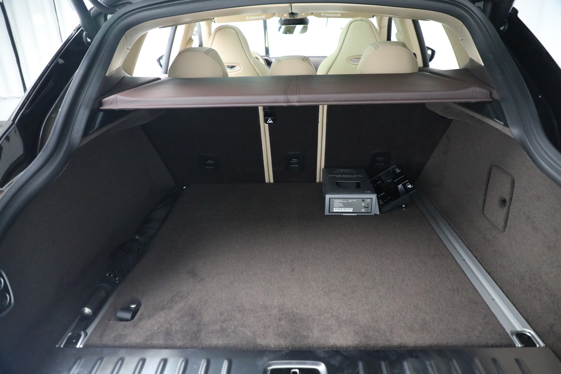 Used-2022-Aston-Martin-DBX