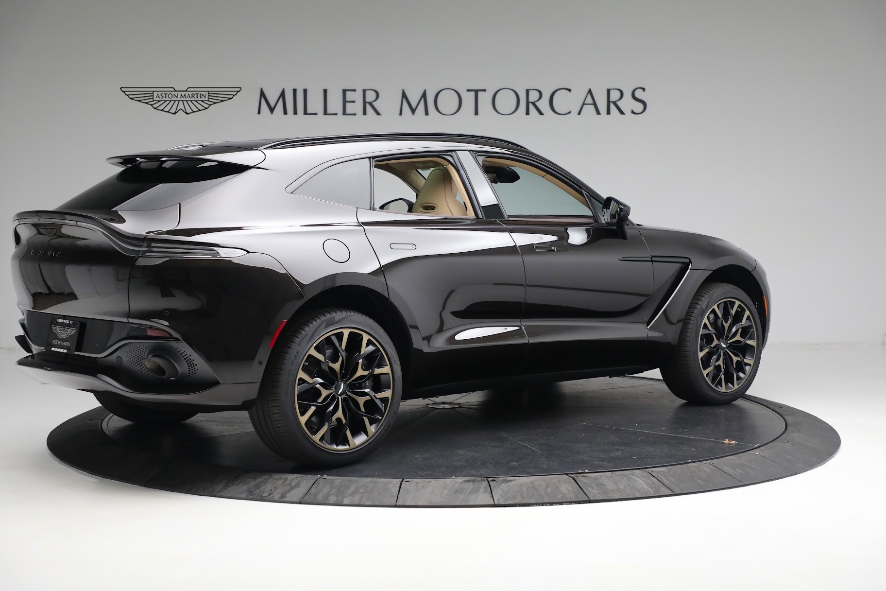 Used-2022-Aston-Martin-DBX