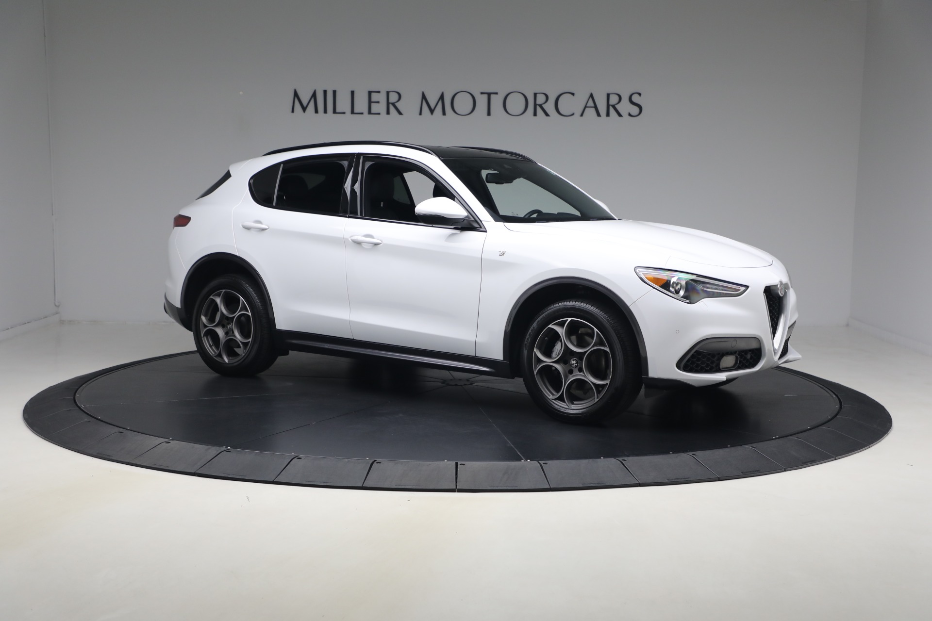 Used-2022-Alfa-Romeo-Stelvio-Ti