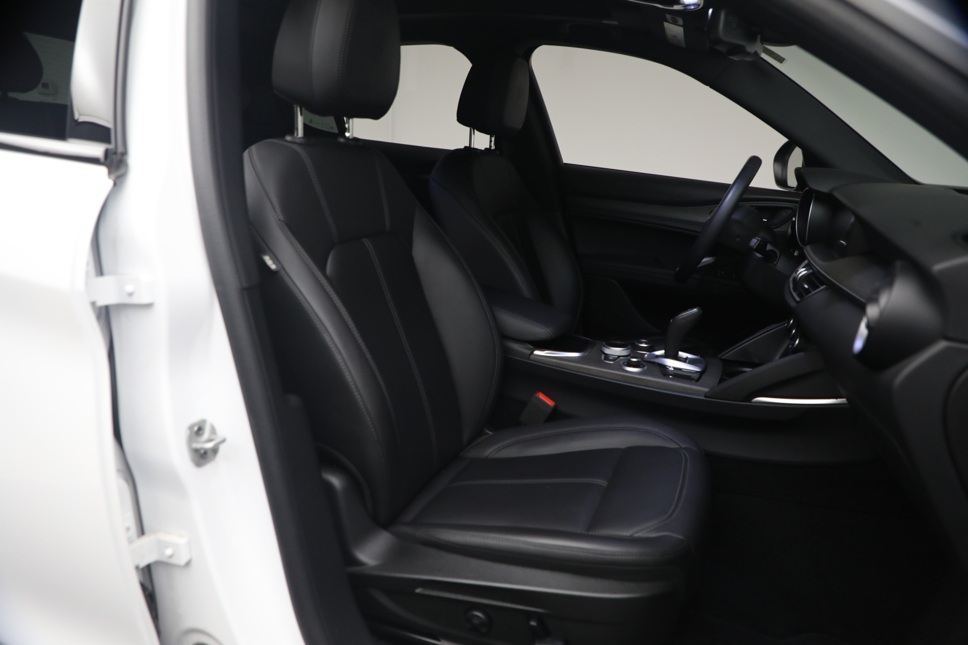 Used-2022-Alfa-Romeo-Stelvio-Ti