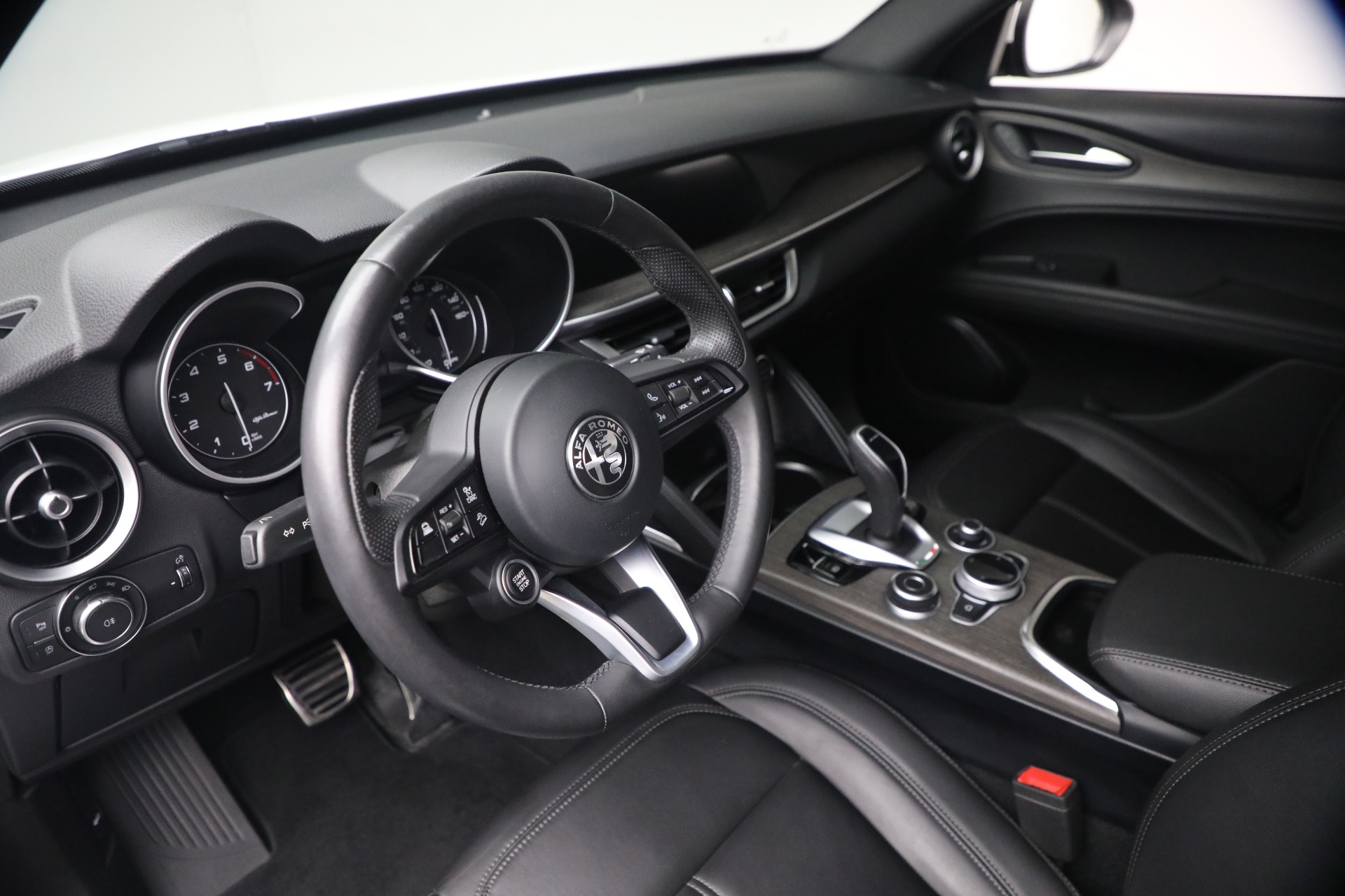 Used-2022-Alfa-Romeo-Stelvio-Ti