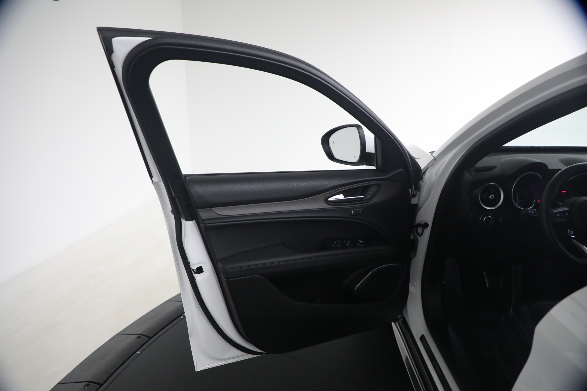 Used-2022-Alfa-Romeo-Stelvio-Ti