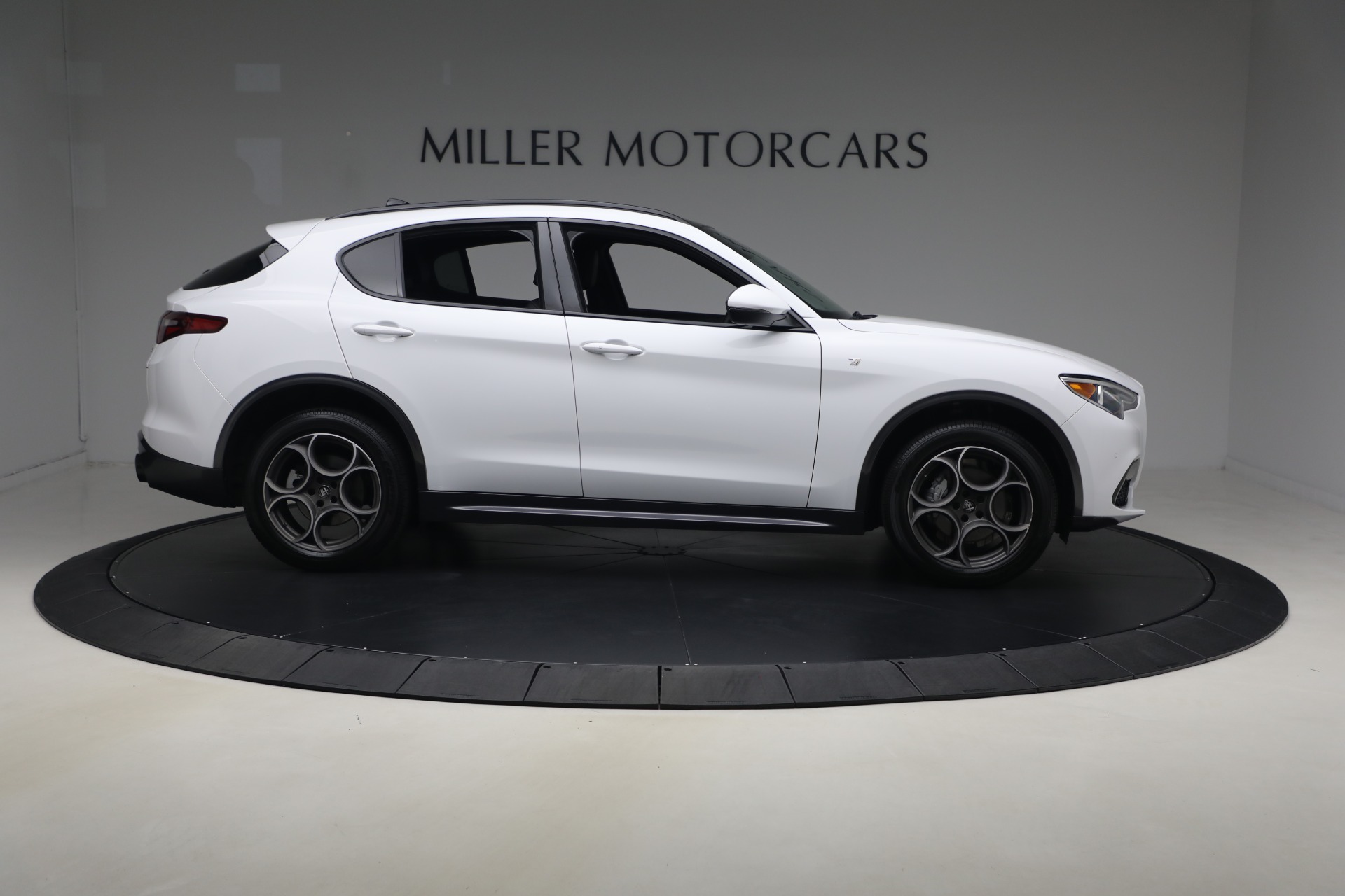 Used-2022-Alfa-Romeo-Stelvio-Ti