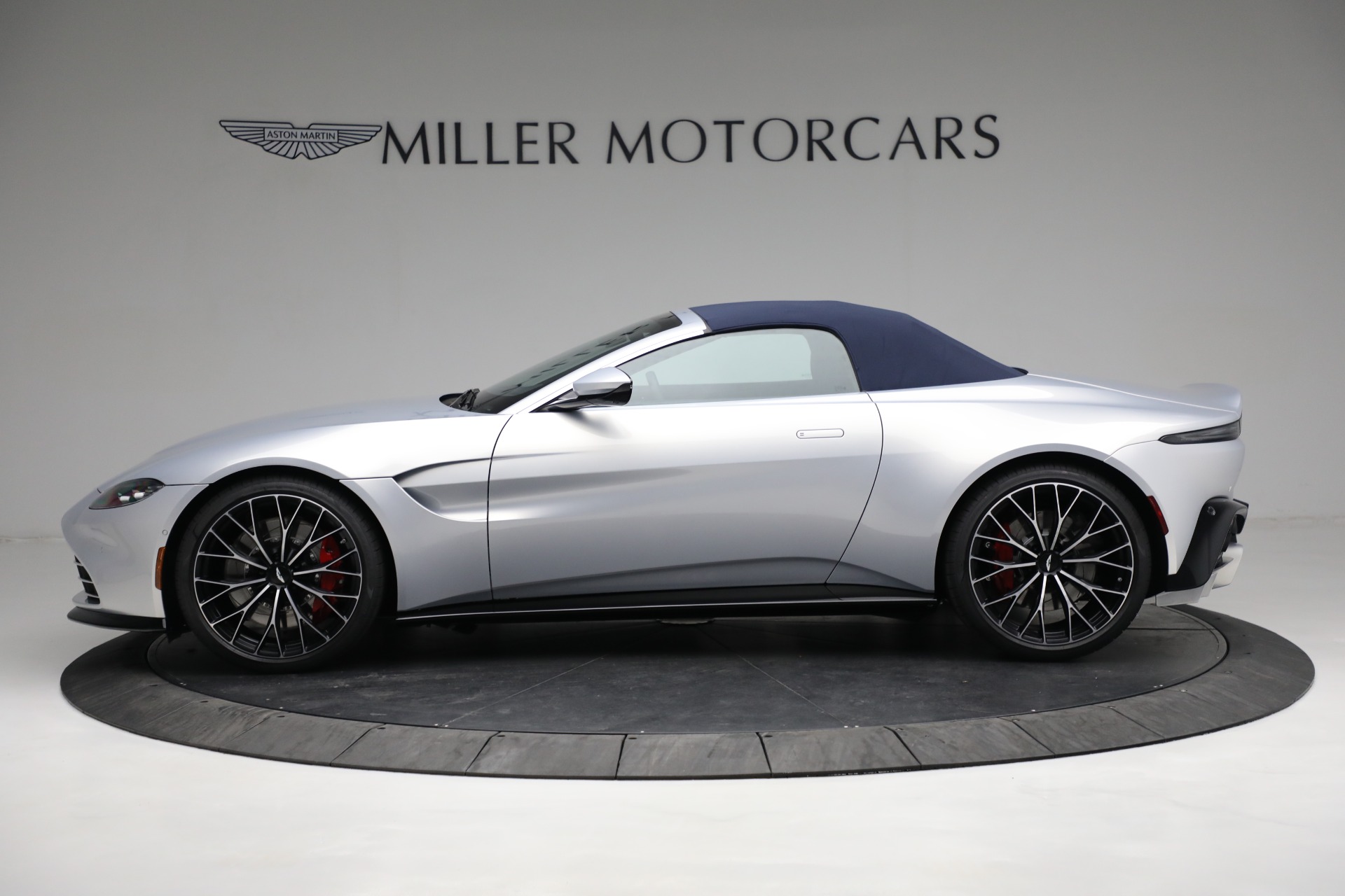 Used-2023-Aston-Martin-Vantage-Roadster
