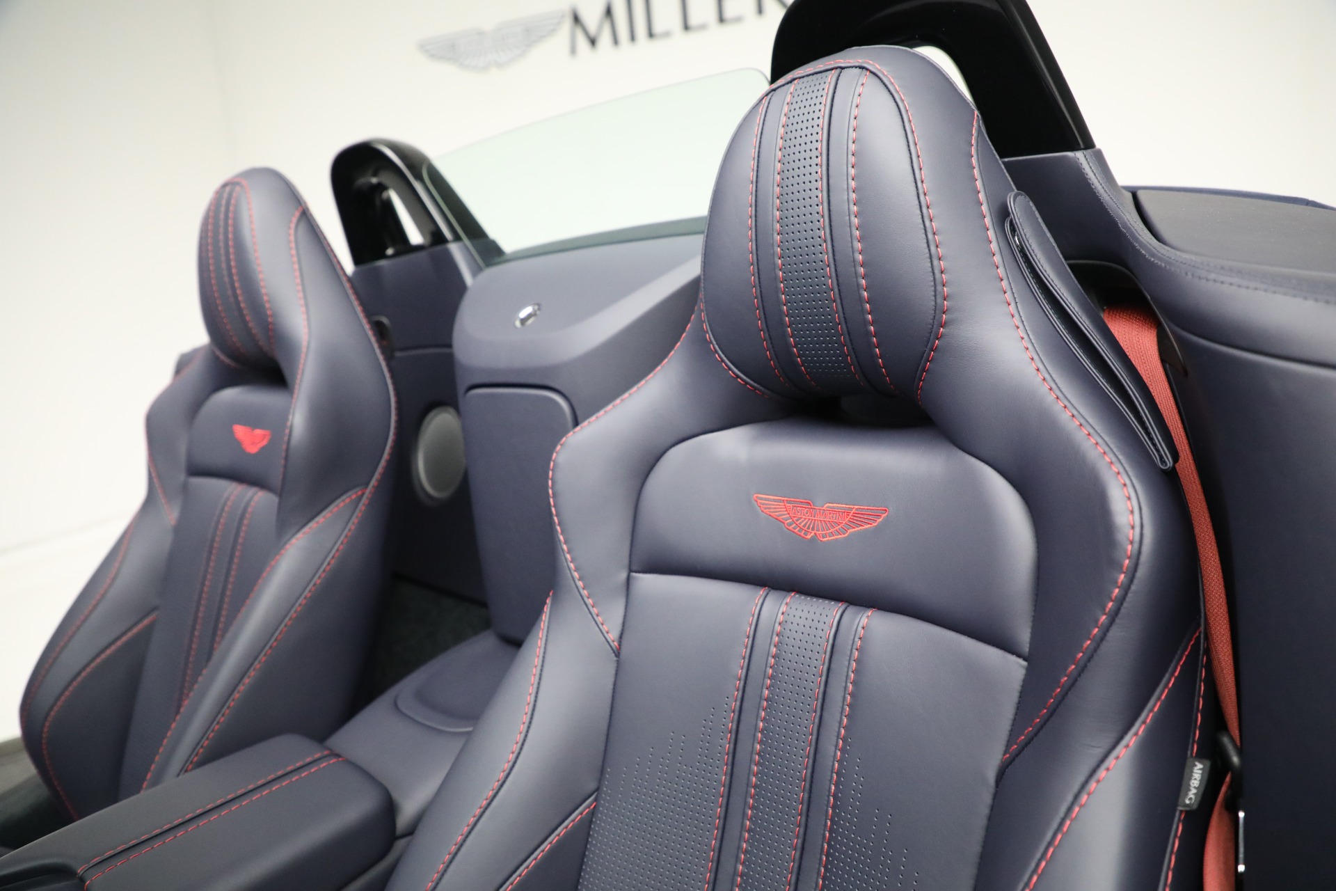 Used-2023-Aston-Martin-Vantage-Roadster